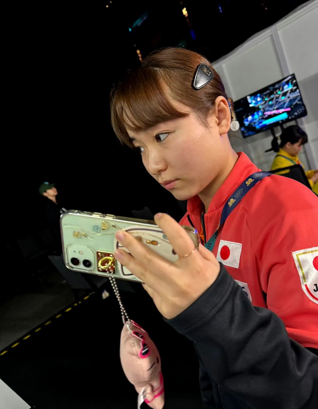 4月21日,伊藤美诚的妈妈分享了伊藤比赛前打扮去颁奖典礼的照片,颁奖