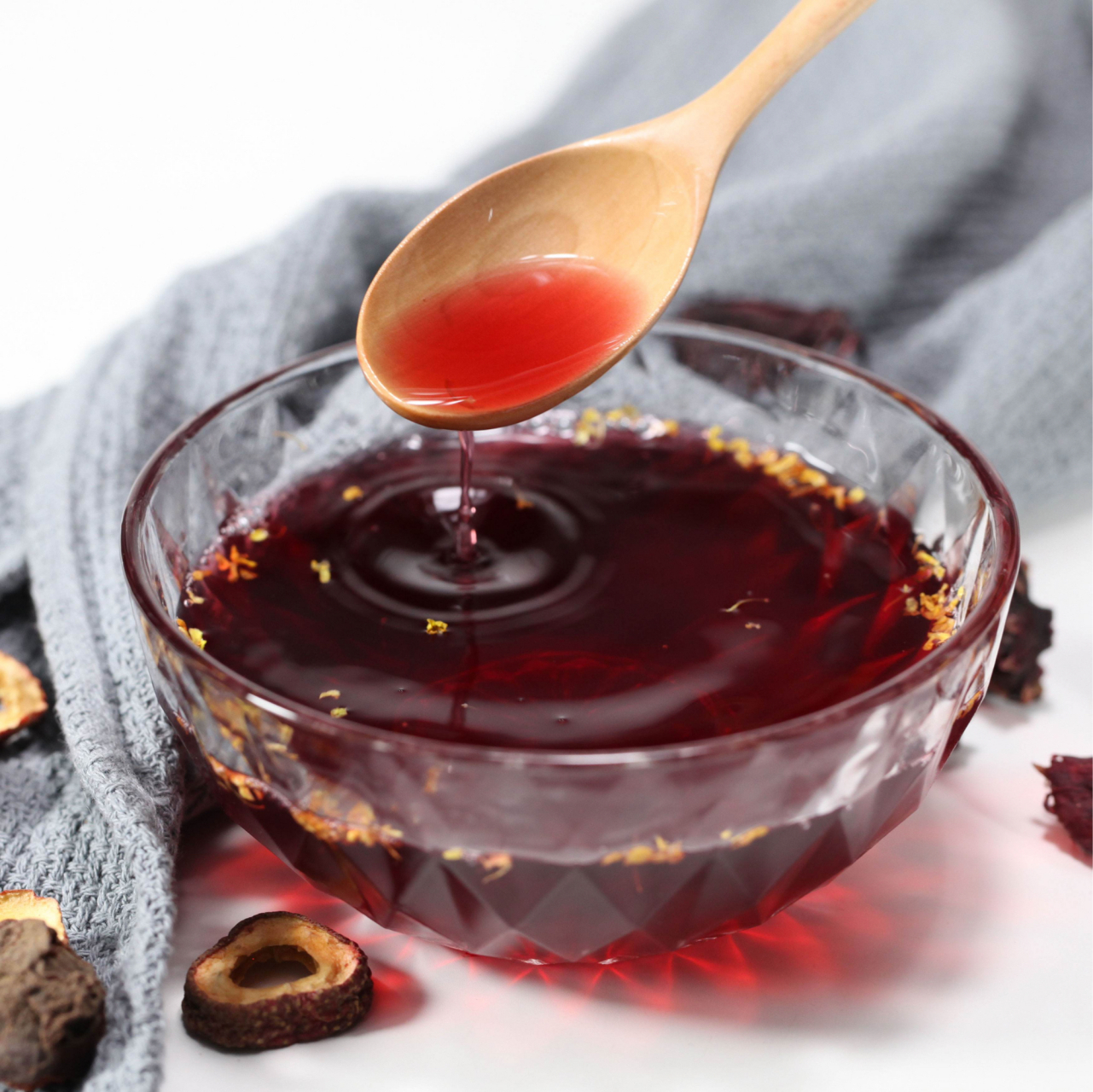 出汗多的时候,适当喝一点酸味饮料,如酸梅汤,它的主材是乌梅,有敛肺