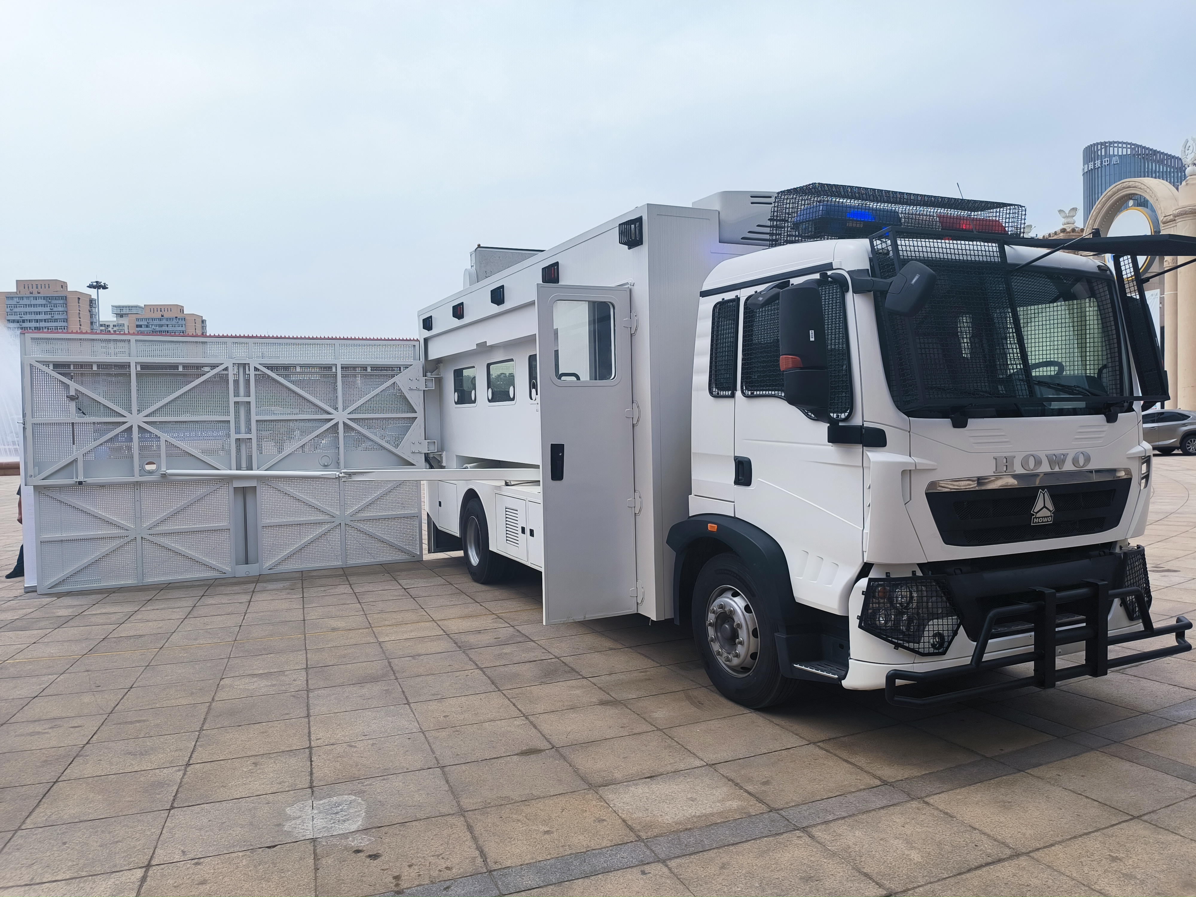 今天,无意在路边广场看到了这么一个车,体型庞大,尾部左右伸出两块