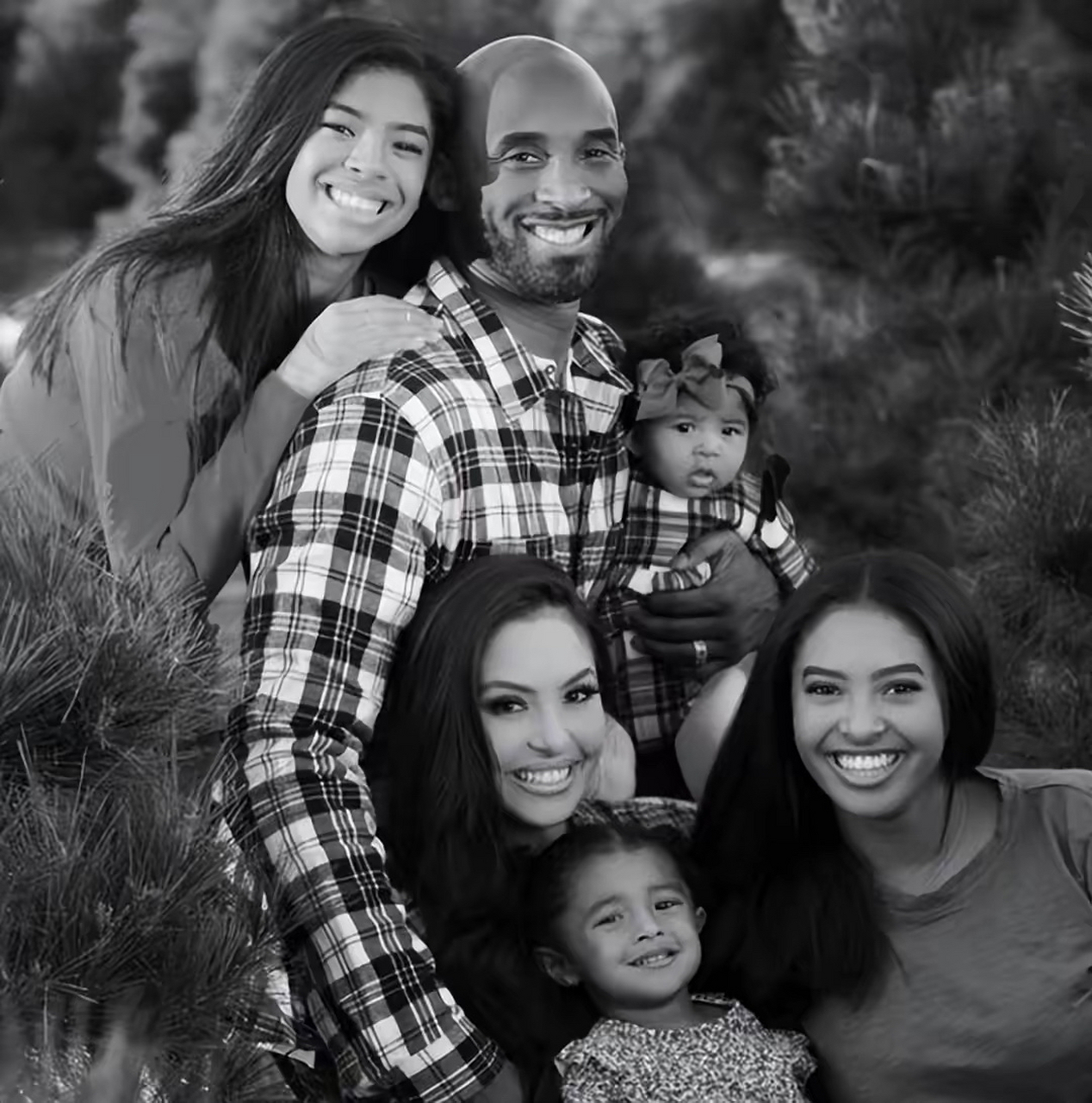 墓碑周围插满风车 6月16日,瓦妮莎带着她的三个女儿,以及科比的姐姐