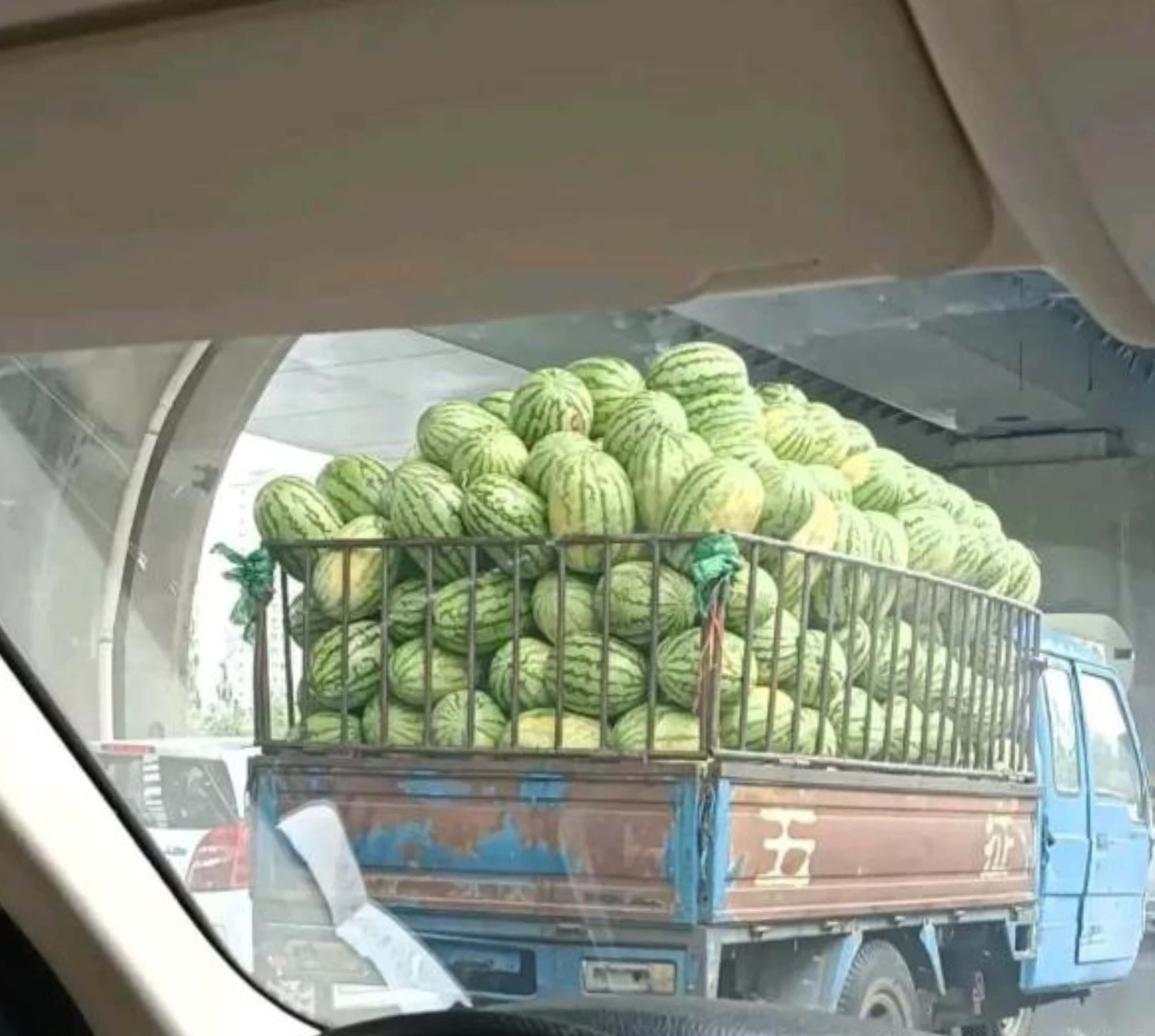 出门路上,遇到拉了一车的西瓜,这会不会掉下来?