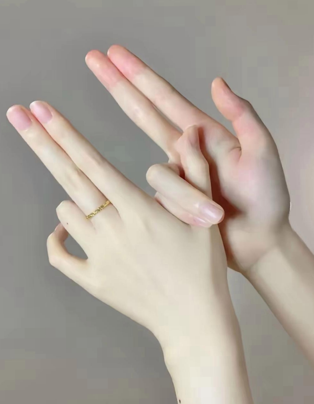 纤纤玉手,如细柳扶风,轻轻舞动间,尽显女性之柔美与温婉,家人们说这