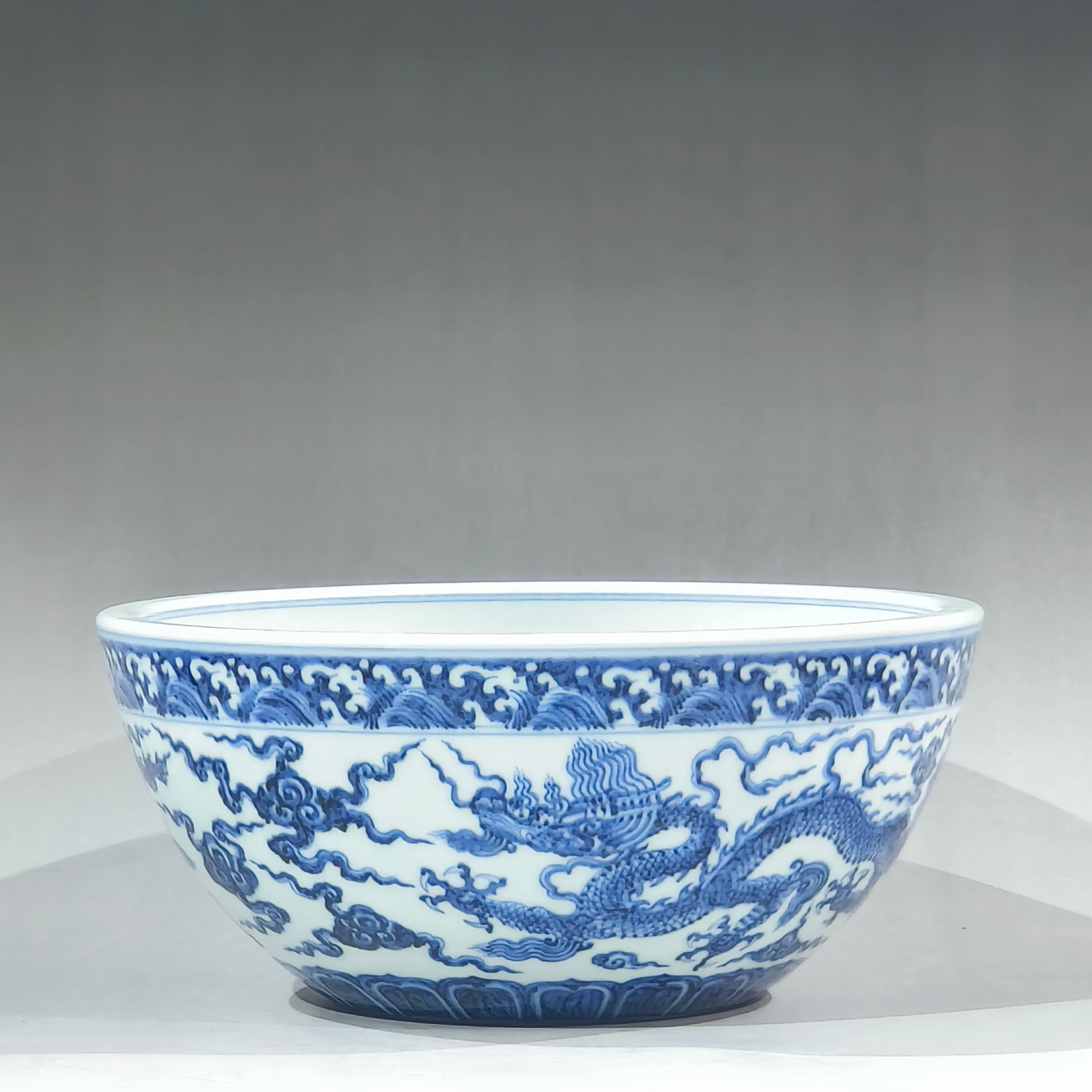 今天在收藏家朋友那里暂得一枚明宣德青花龙纹骰子碗,把玩在手中,感受