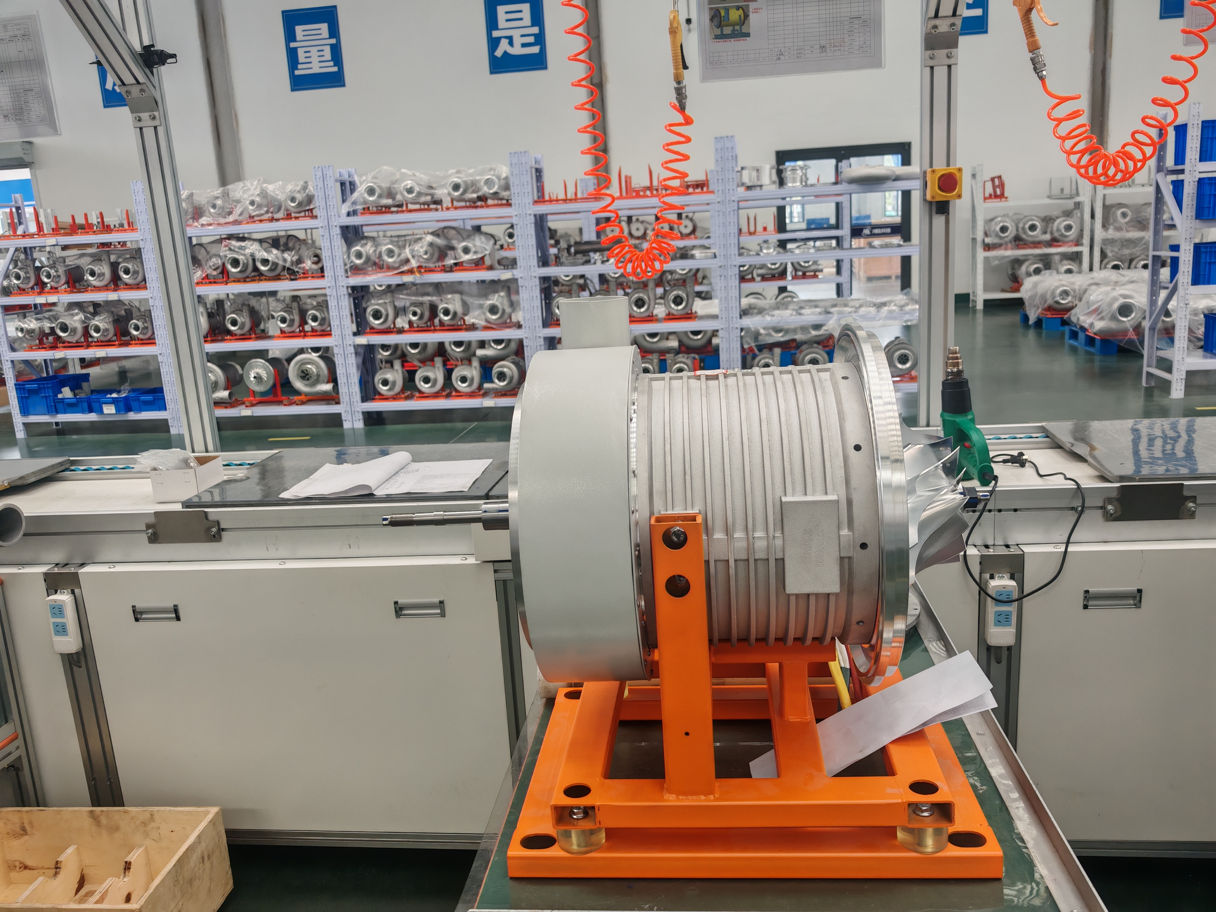 空气悬浮离心式鼓风机作为一种高效节能,低噪音,无油运行环保,运行