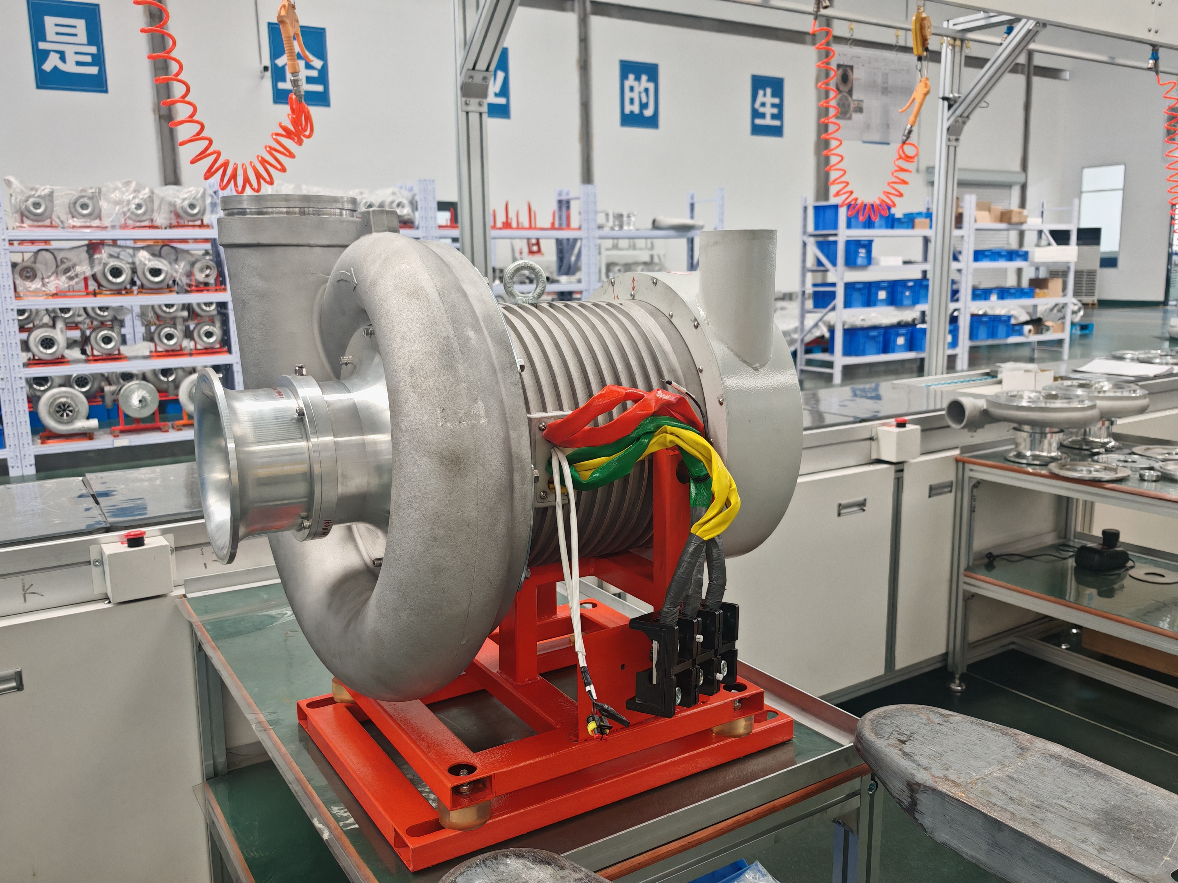 空气悬浮离心式鼓风机作为一种高效节能,低噪音,无油运行环保,运行