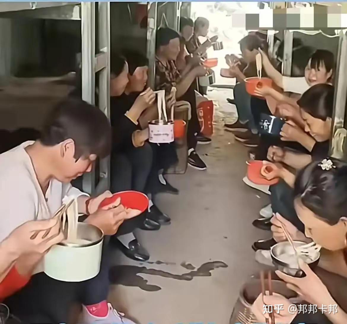 复旦大学教授张维为有一次看到农民工的盒饭时,不由得发出感慨:"目创