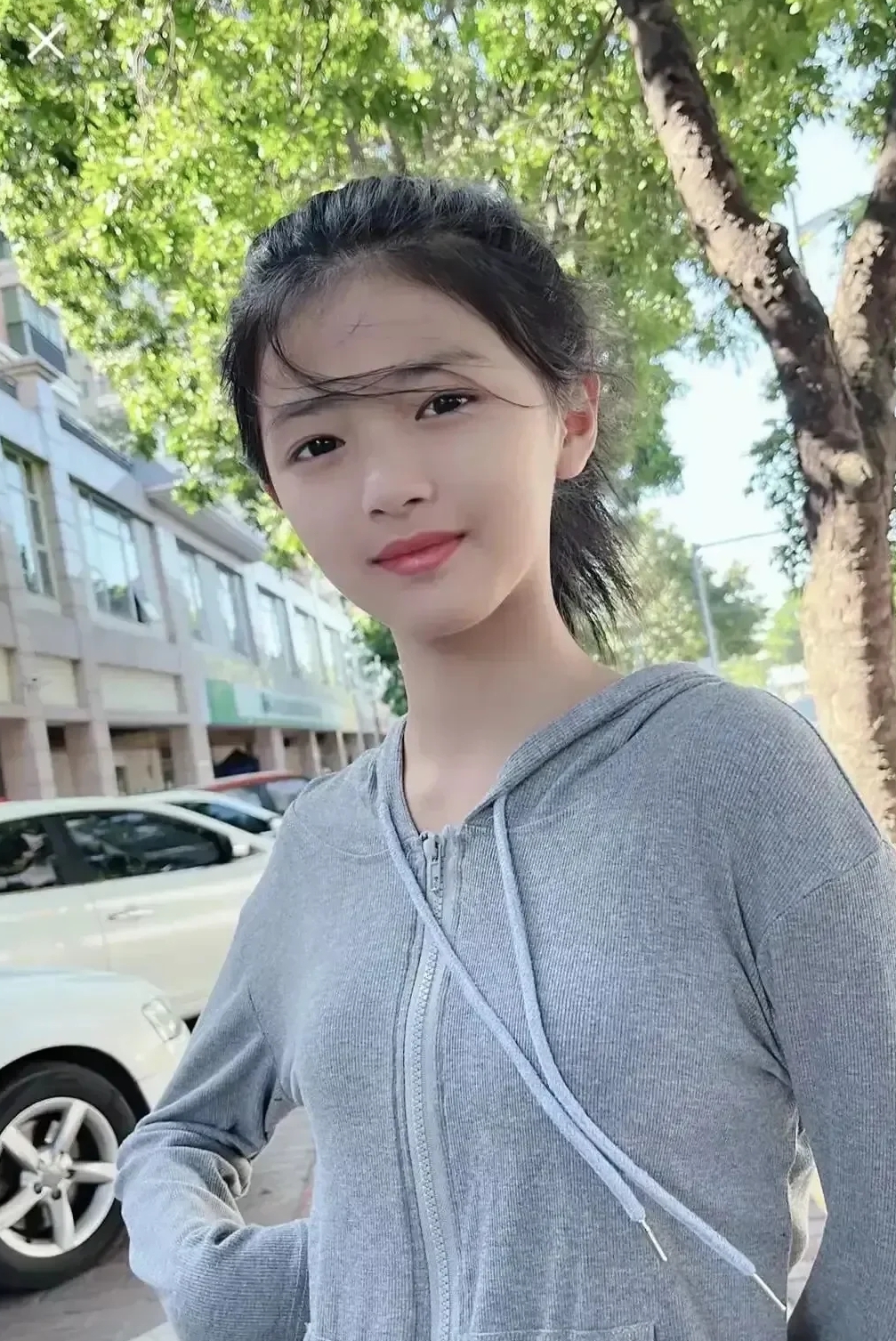 朝气蓬勃的女大学生