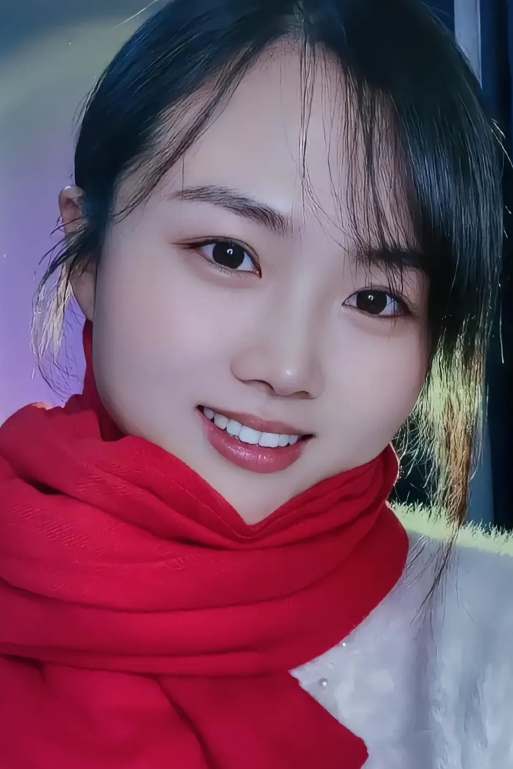 姑娘漂亮,红色围巾让她更俊俏