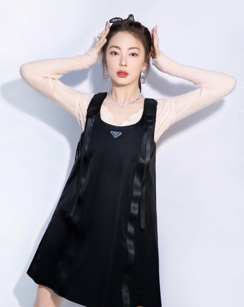 阿道夫精致洗护日记#  张雨绮可爱穿搭,黑色娃娃裙搭配拳击辫,元朴种