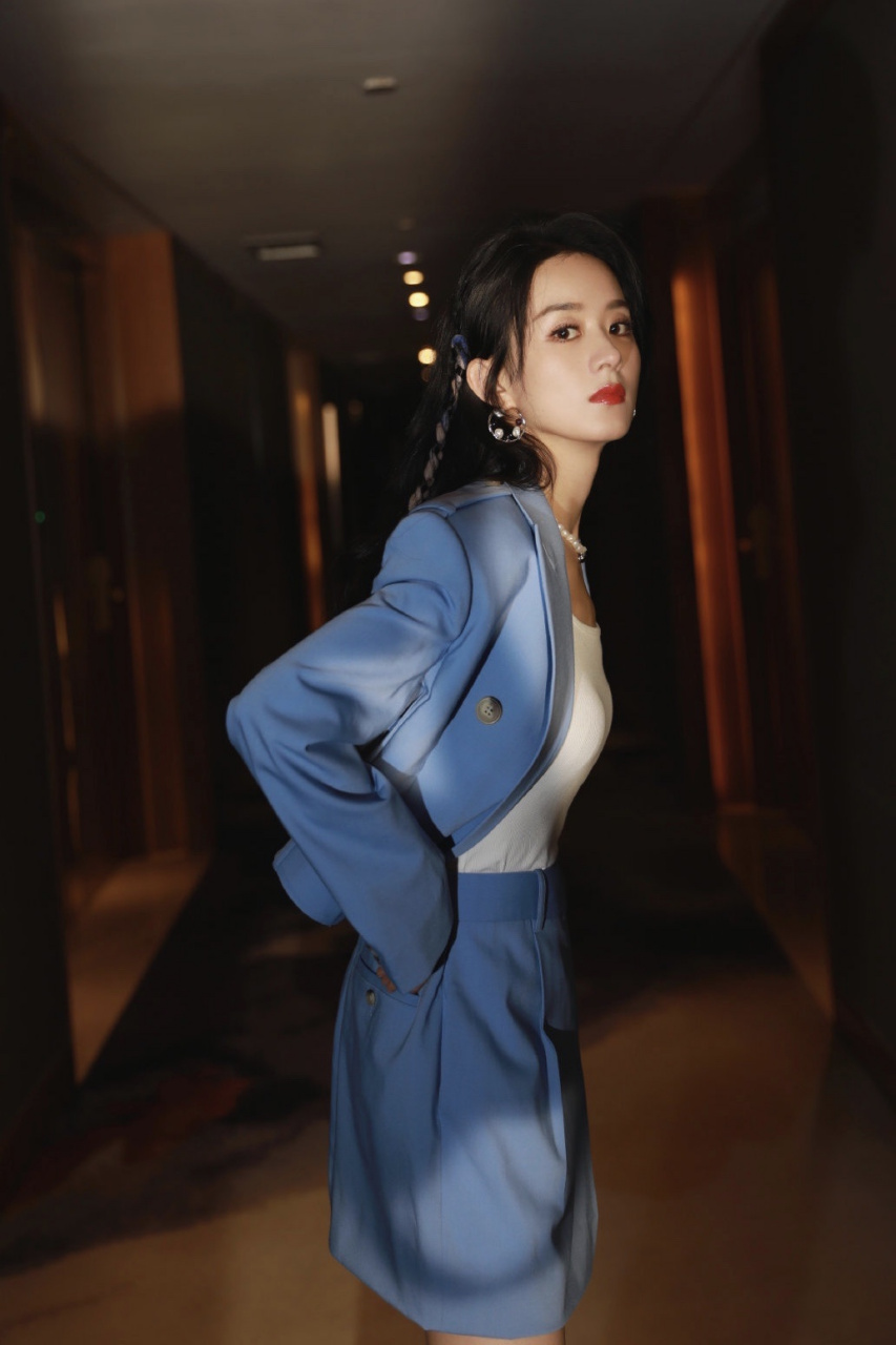 入冬显瘦潮穿搭# #动态知识接力赛第二期#  赵丽颖也太美了吧,蓝梢膊