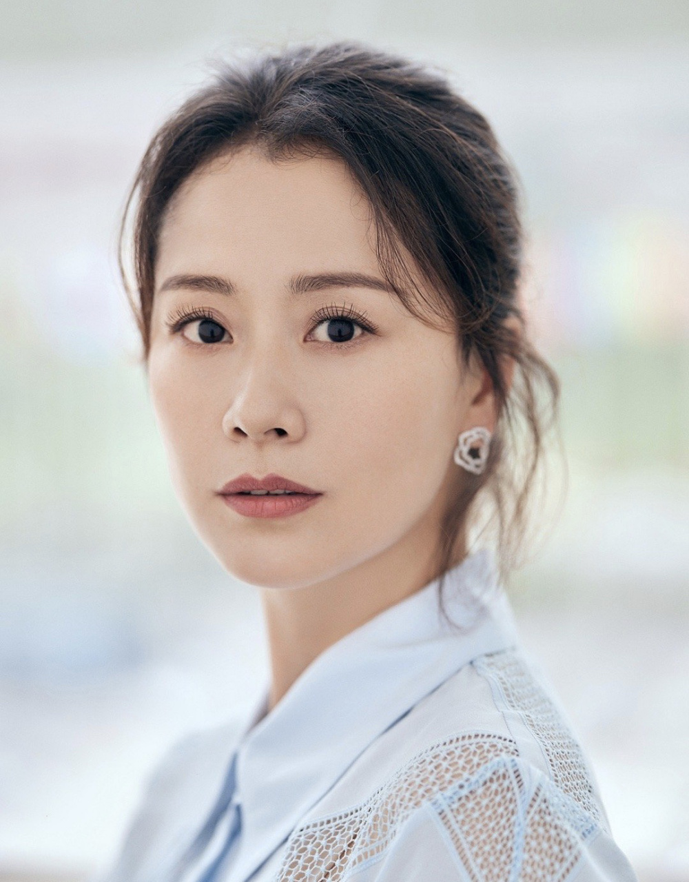 海清直播为助农公益带货演唱《甜蜜蜜》 身穿水蓝色衬衫搭配米色半裙