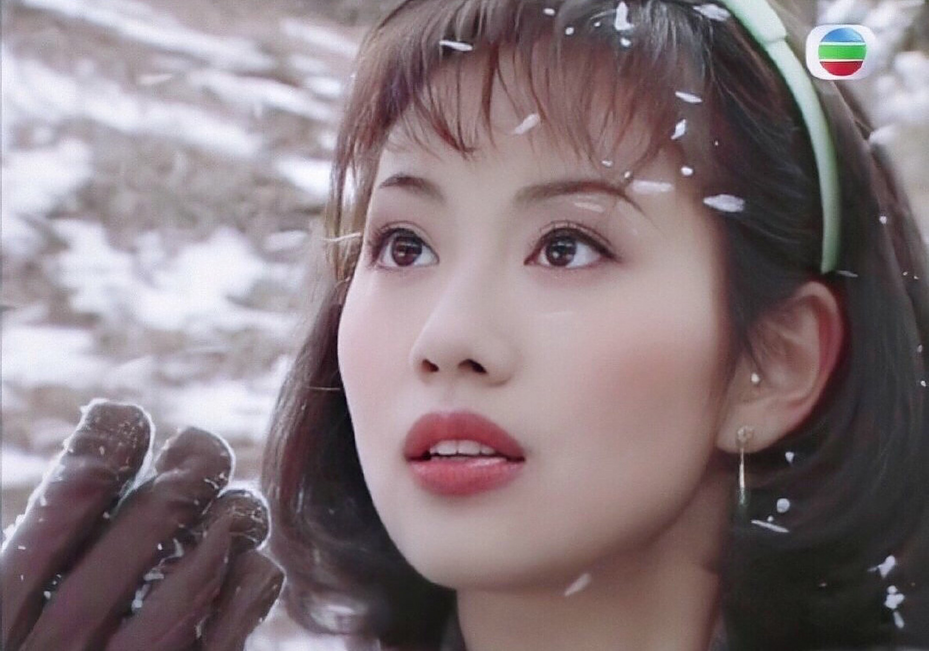 《乘风破浪的姐姐》陈松伶年轻的时候简直绝色,标准的港风美人  舞台