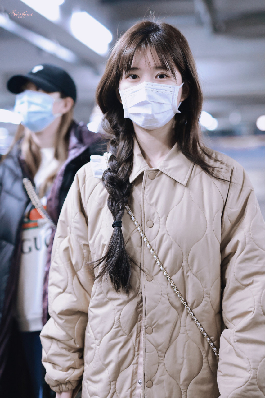 春运最in街拍#  赵露思机场街拍,身穿卡其色压纹棉服夹克,麻花辫孕屯