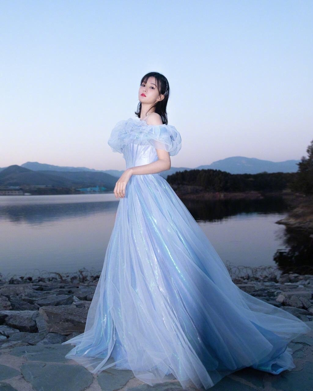 女性的身材标准该被定义吗#  乔欣身穿湖蓝色镭射仙女裙作为主持人