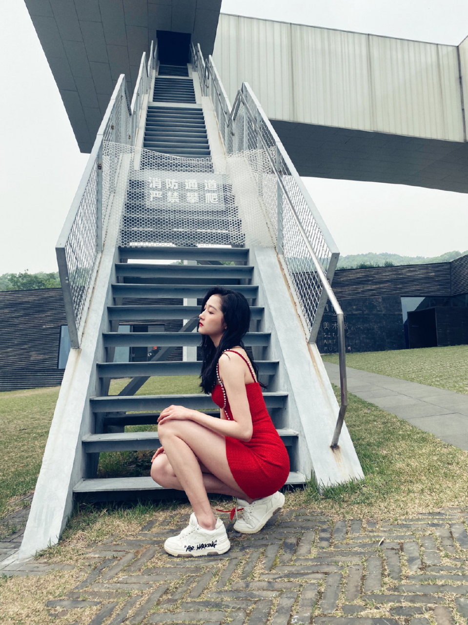 国潮到家了# 关晓彤日常私服,身穿红色连衣裙搭配滑板鞋,黑发红唇