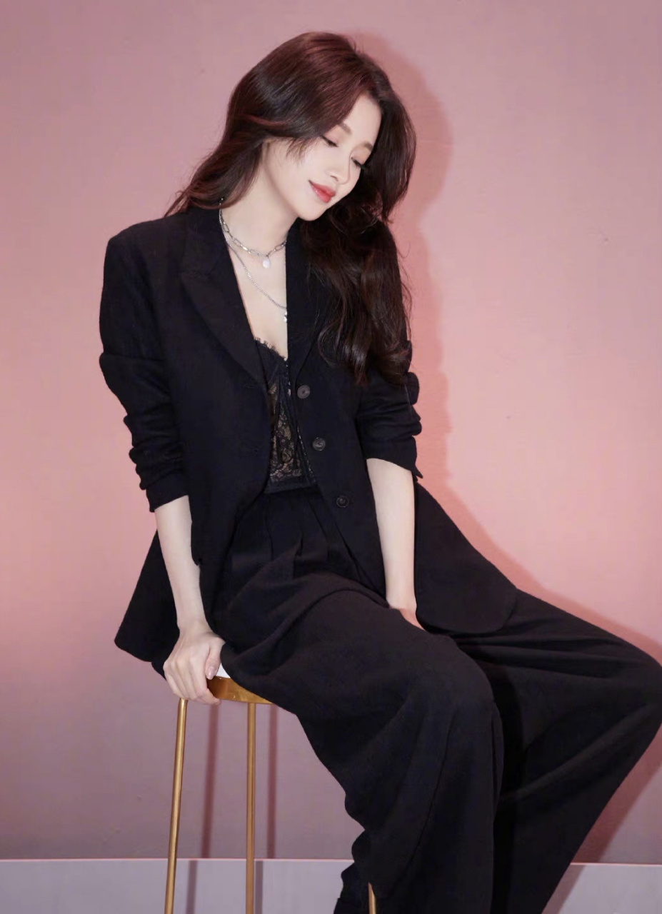 春运最in街拍#  孙怡黑色西服套装,内搭蕾丝抹胸出席活动,酷飒和性感