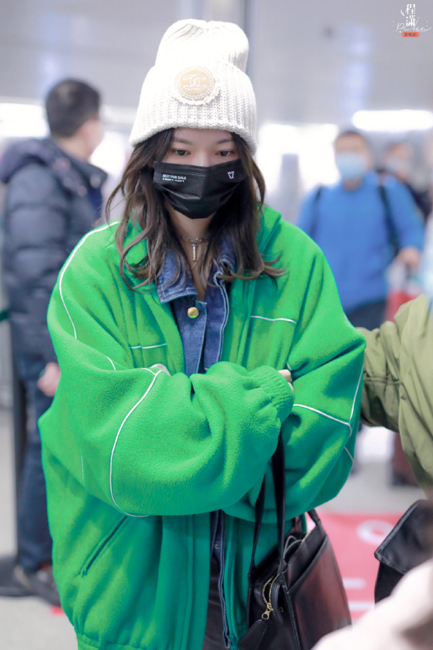 春运最in街拍#  程潇机场街拍,绿色摇粒绒外套内搭牛仔夹克,叠穿吞鬃