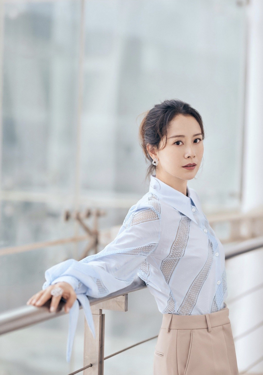 海清直播为助农公益带货演唱《甜蜜蜜》 身穿水蓝色衬衫搭配米色半裙