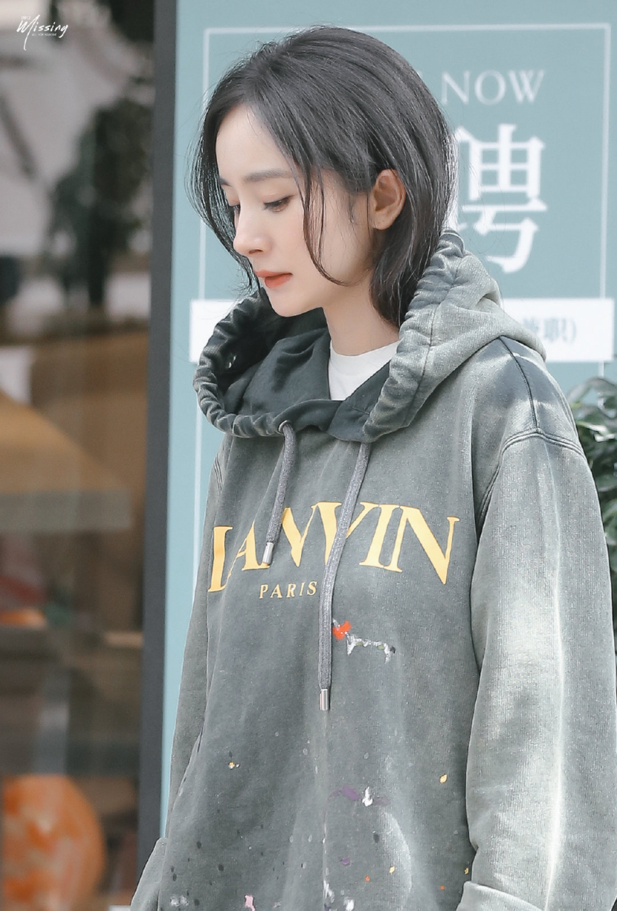 杨幂同款之二——棋盘格回力帆布鞋  杨幂私服搭配,碳灰色卫衣配