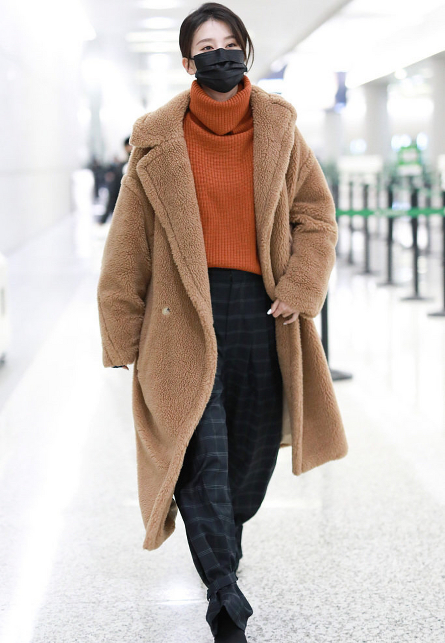 春运最in街拍# 乔欣和李沁私服身穿同款maxmara的棕色泰迪大衣,腋个