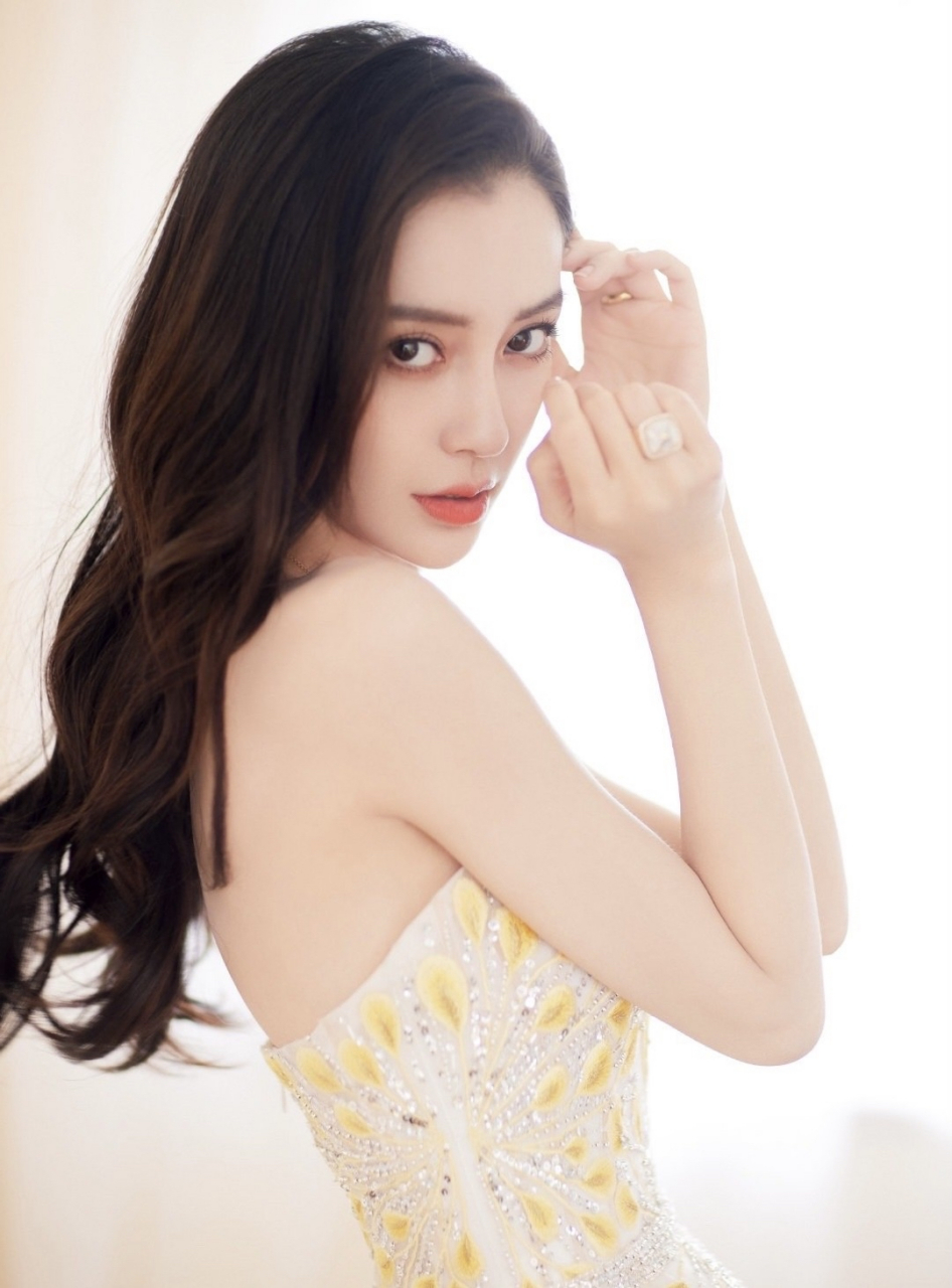 angelababy杨颖活动造型,身穿白色抹胸纱裙,长发披肩,美艳又仙气