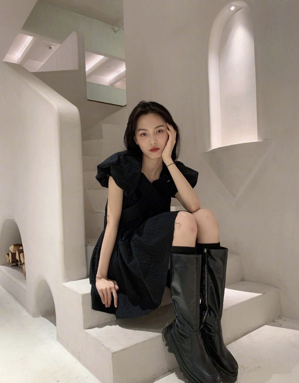 模特赵佳丽私服穿搭 小黑裙搭配中筒靴,又甜又酷.