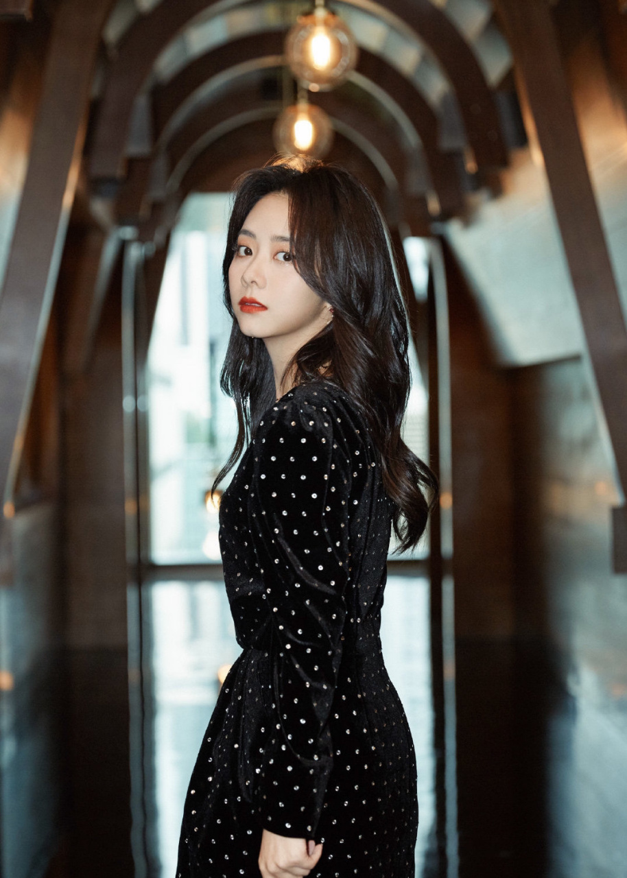 谭松韵活动造型,低马尾优雅知性,波点裙复古风十足,搭配马丁靴裤帅有