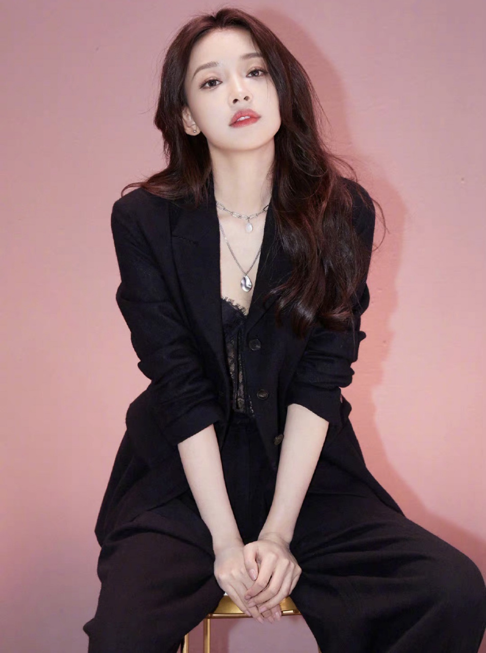 春运最in街拍#  孙怡黑色西服套装,内搭蕾丝抹胸出席活动,酷飒和性感