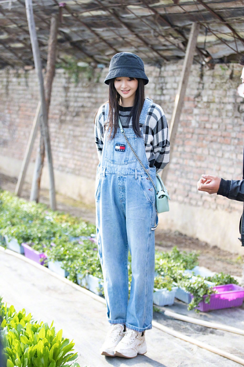 郑爽最近的两套私服 牛仔背带裤真的超级减龄,搭配格纹上衣可爱的像个