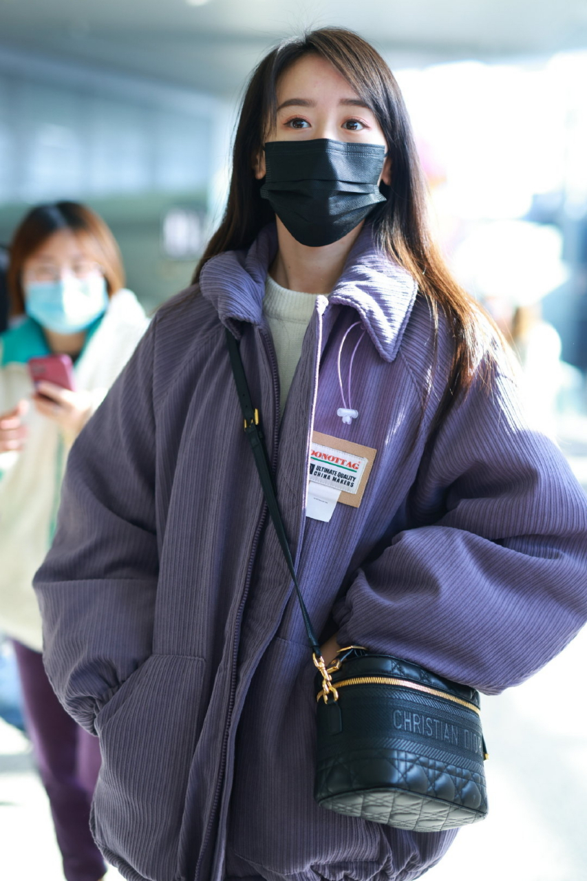 春运最in街拍#  袁冰妍机场街拍,身穿紫色宽松夹克内搭白色毛衣,搭配