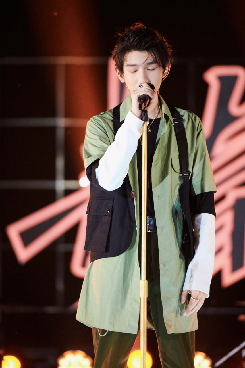 王源湖南卫视五四晚会《滚烫的青春》现场照!