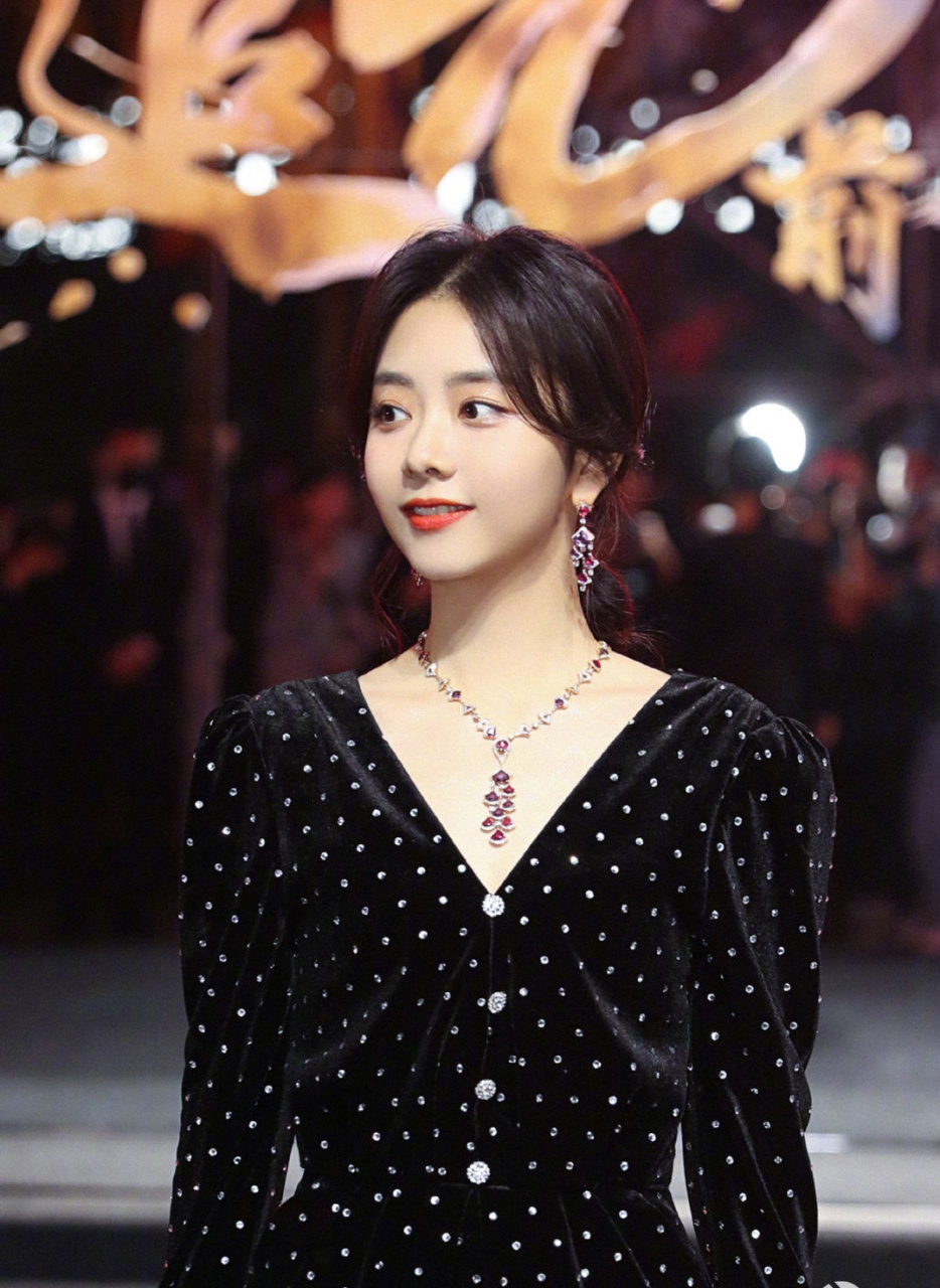 谭松韵活动造型,低马尾优雅知性,波点裙复古风十足,搭配马丁靴裤帅有