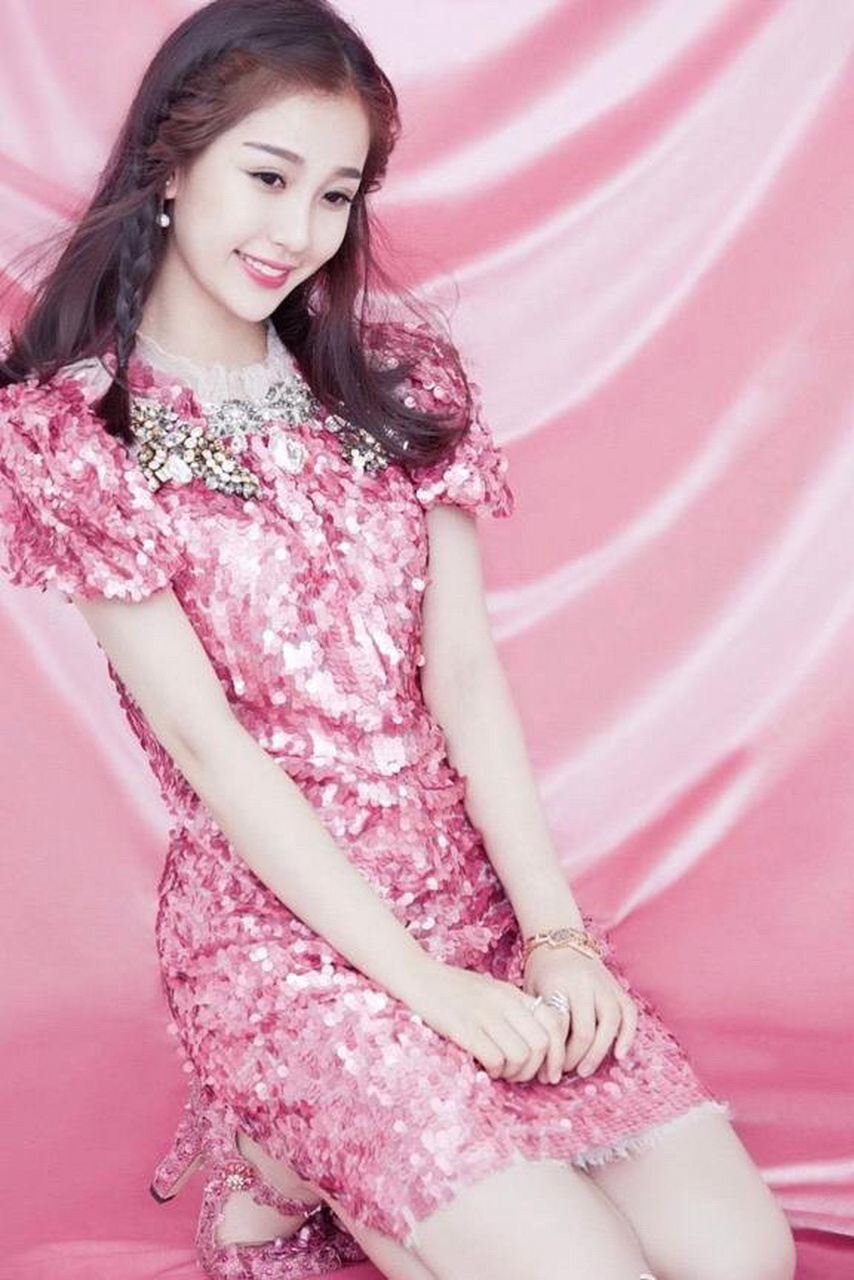 虞书欣也太可爱了吧,粉色亮片裙好适合她 #集美"炫"父大赛# #日常穿搭