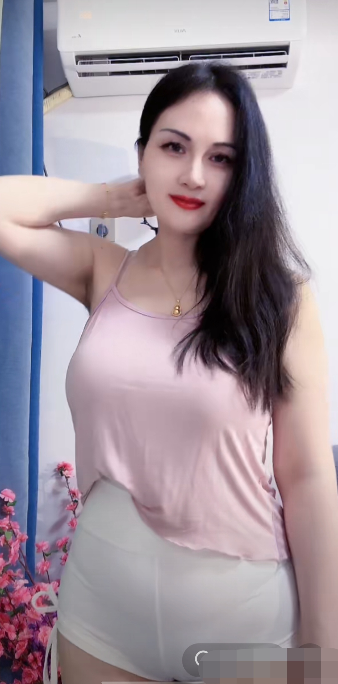 耐不住寂寞的离异少妇开直播勾引大哥