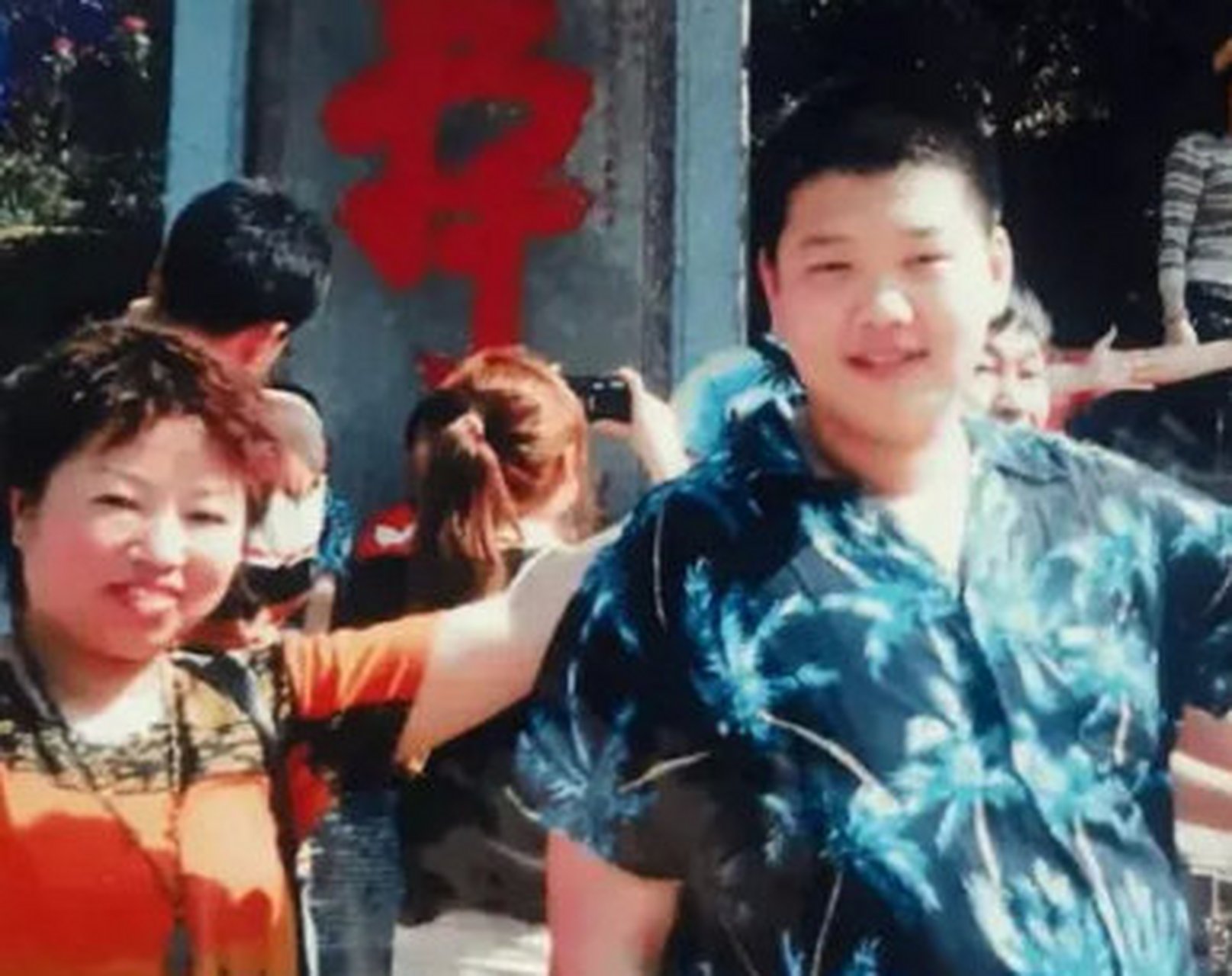 魏大勋和杨洋从小时候照片一比较基本三岁看到老  杨洋是老实孩子