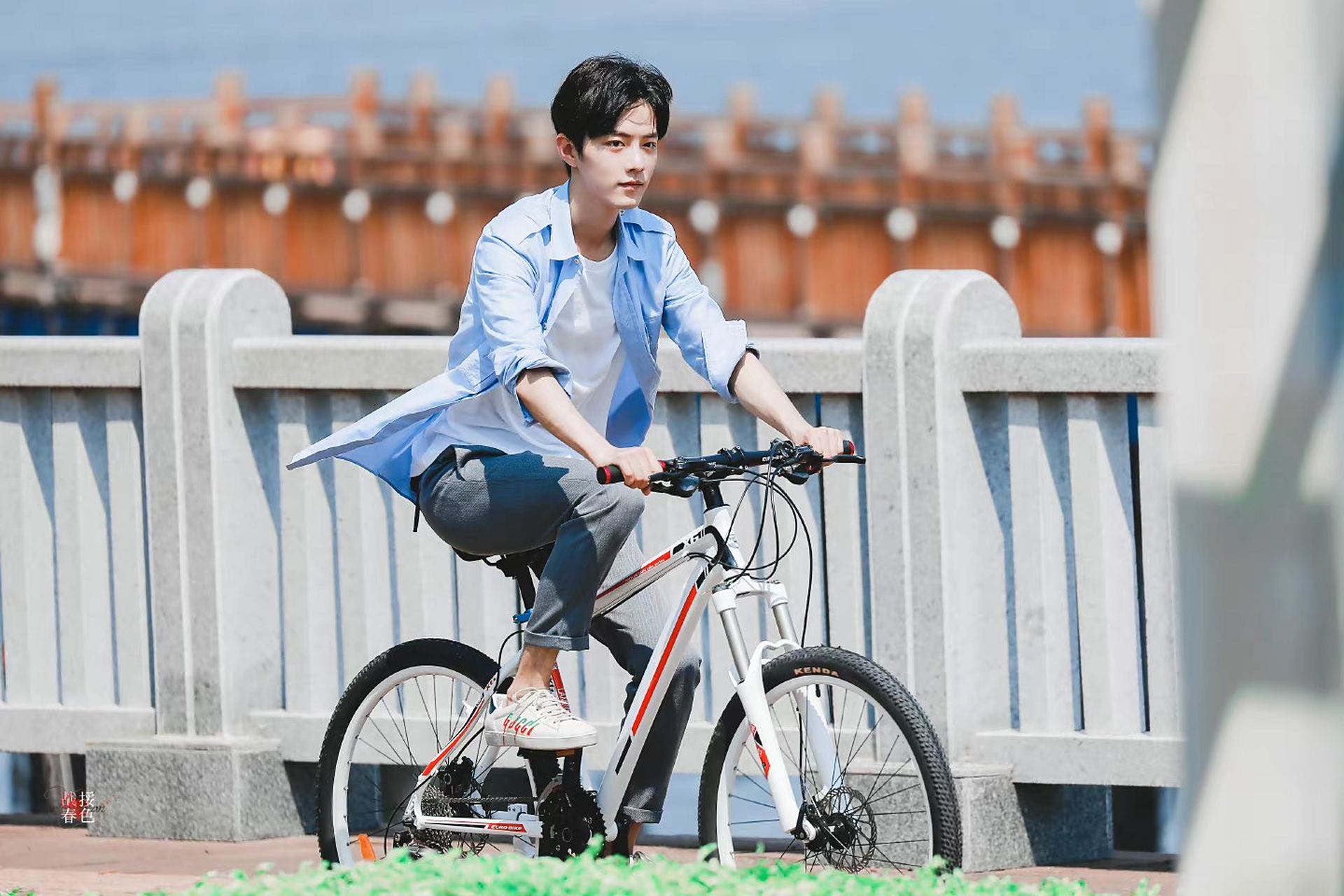 肖战在肖春生采访中反复重申自己早会骑自行车的样子,真是很有趣.