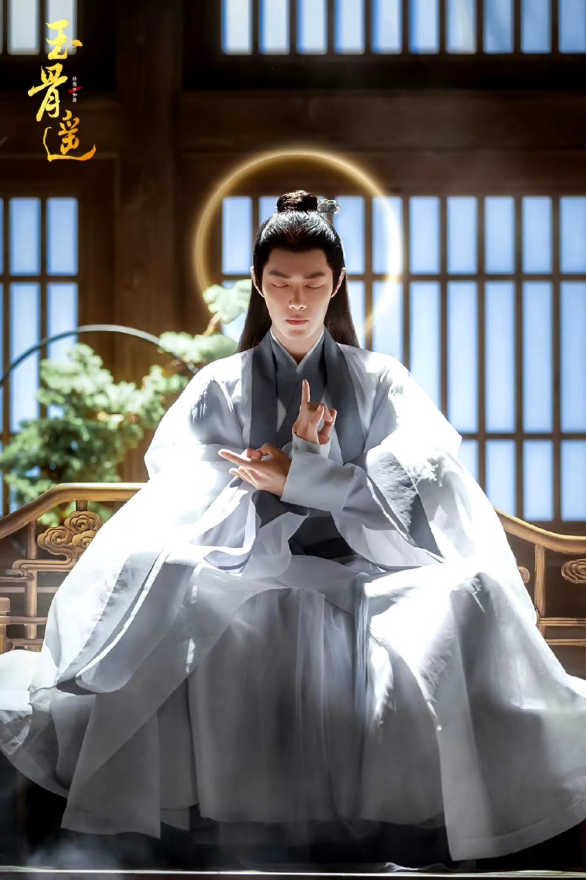 时影扔伞给朱颜却看到朱颜把伞当狼牙棒挥舞时内心弹幕应该是淹到了