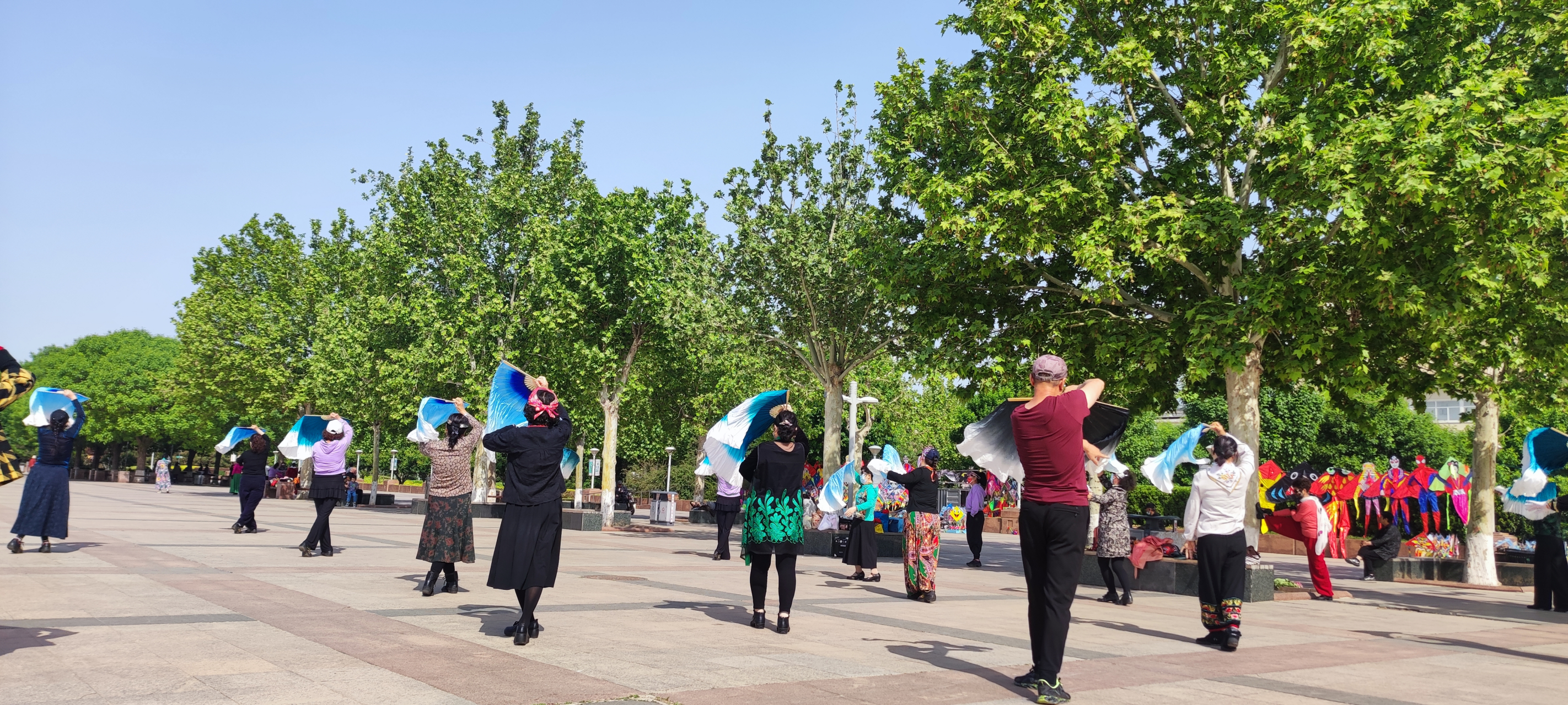 我觉得跳广场舞挺好的,音乐好听,大爷大妈舞姿优美,看他们跳,心情也好