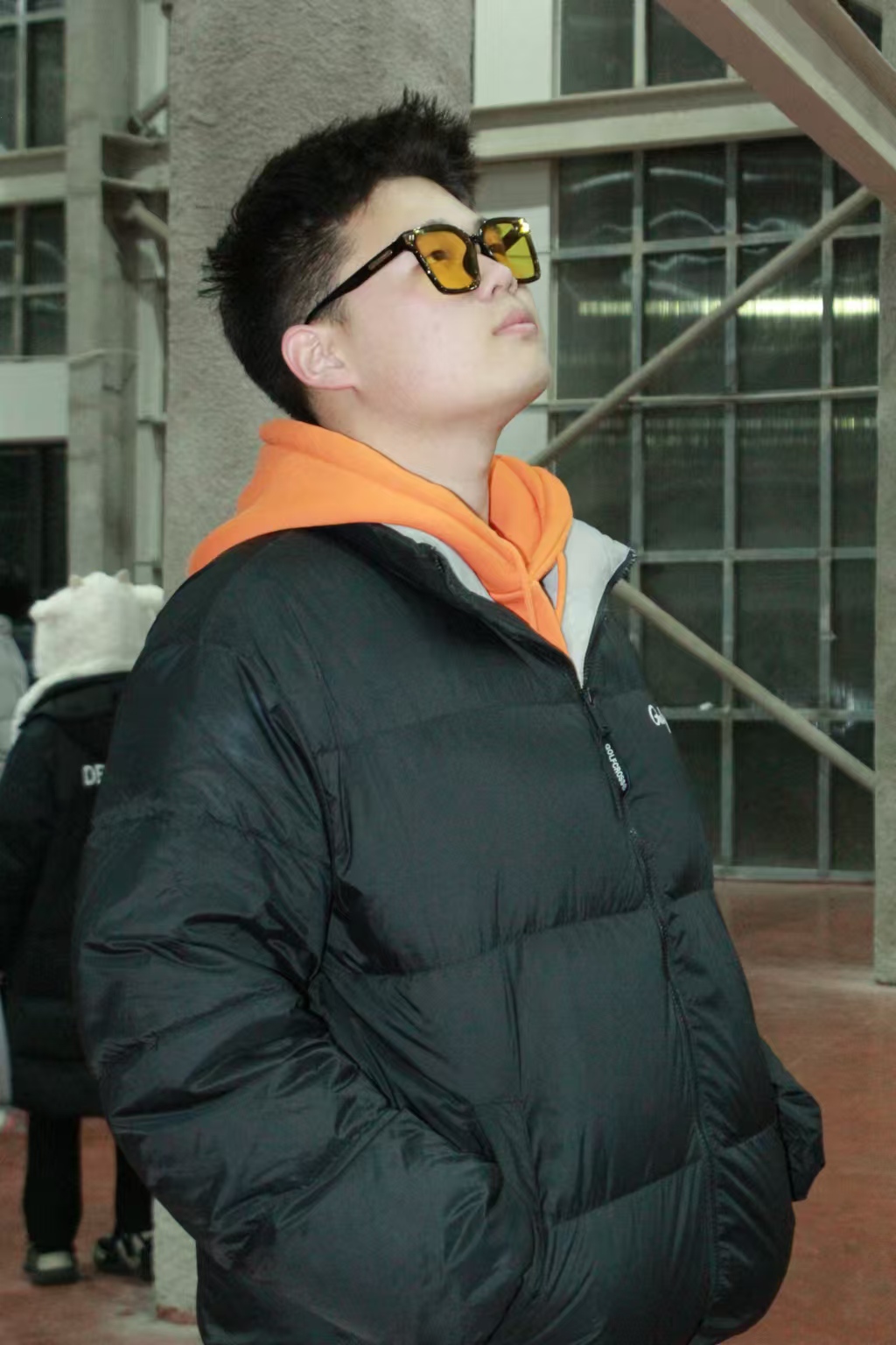 那个原来是我们拉着你走,现在是你拉着我们走的你又大一岁,现在的你