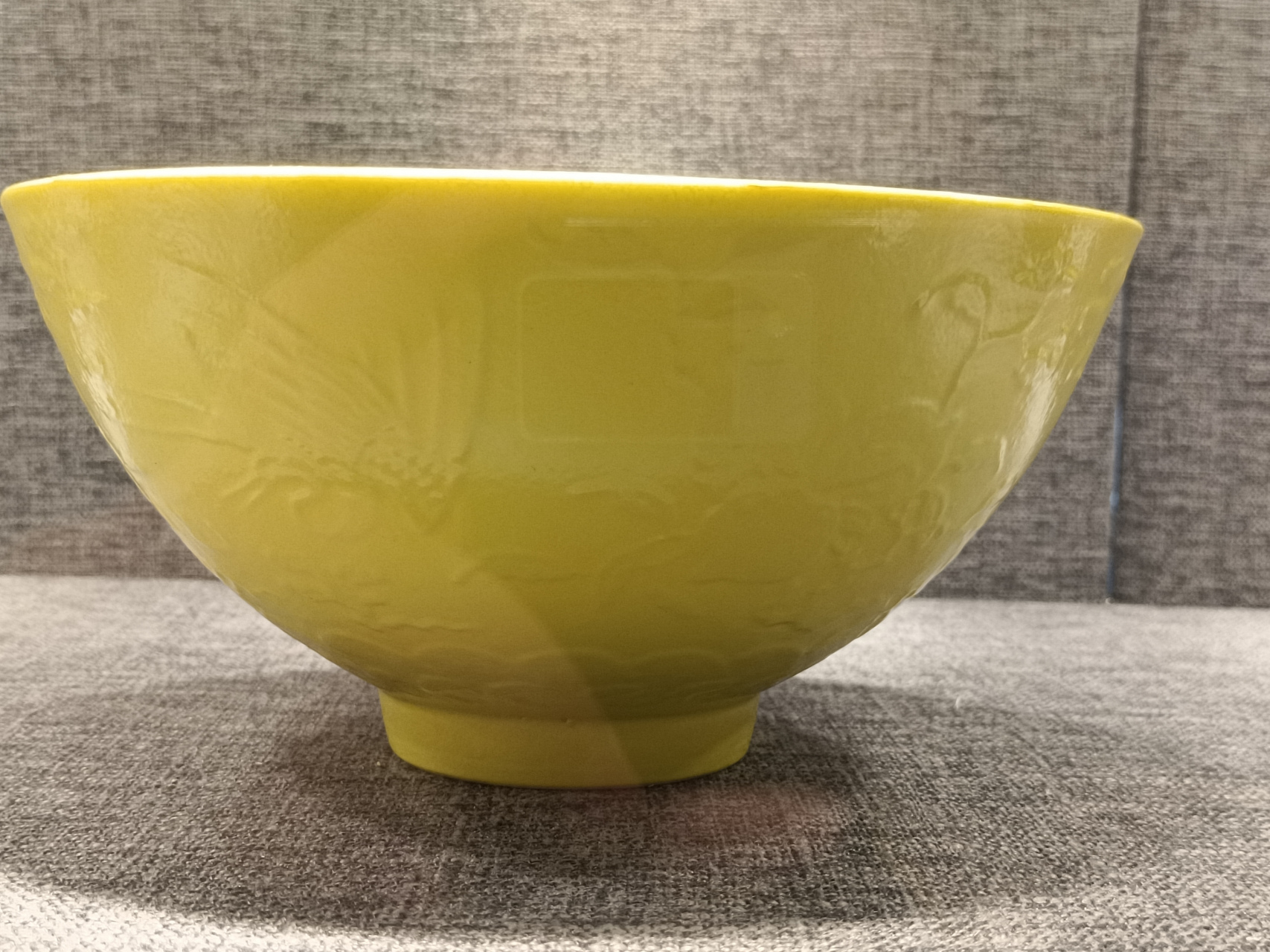 清雍正柠檬黄釉内粉彩寿桃外凸花贺寿纹大碗 估价:80-120万人民币