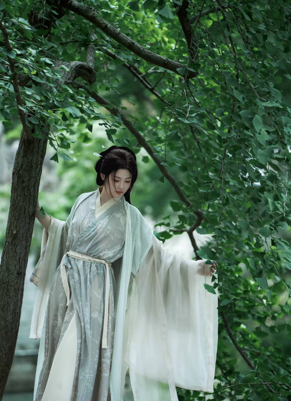 看她在竹林深处,佳人如画,一袭白衣,清风拂面.#娱乐