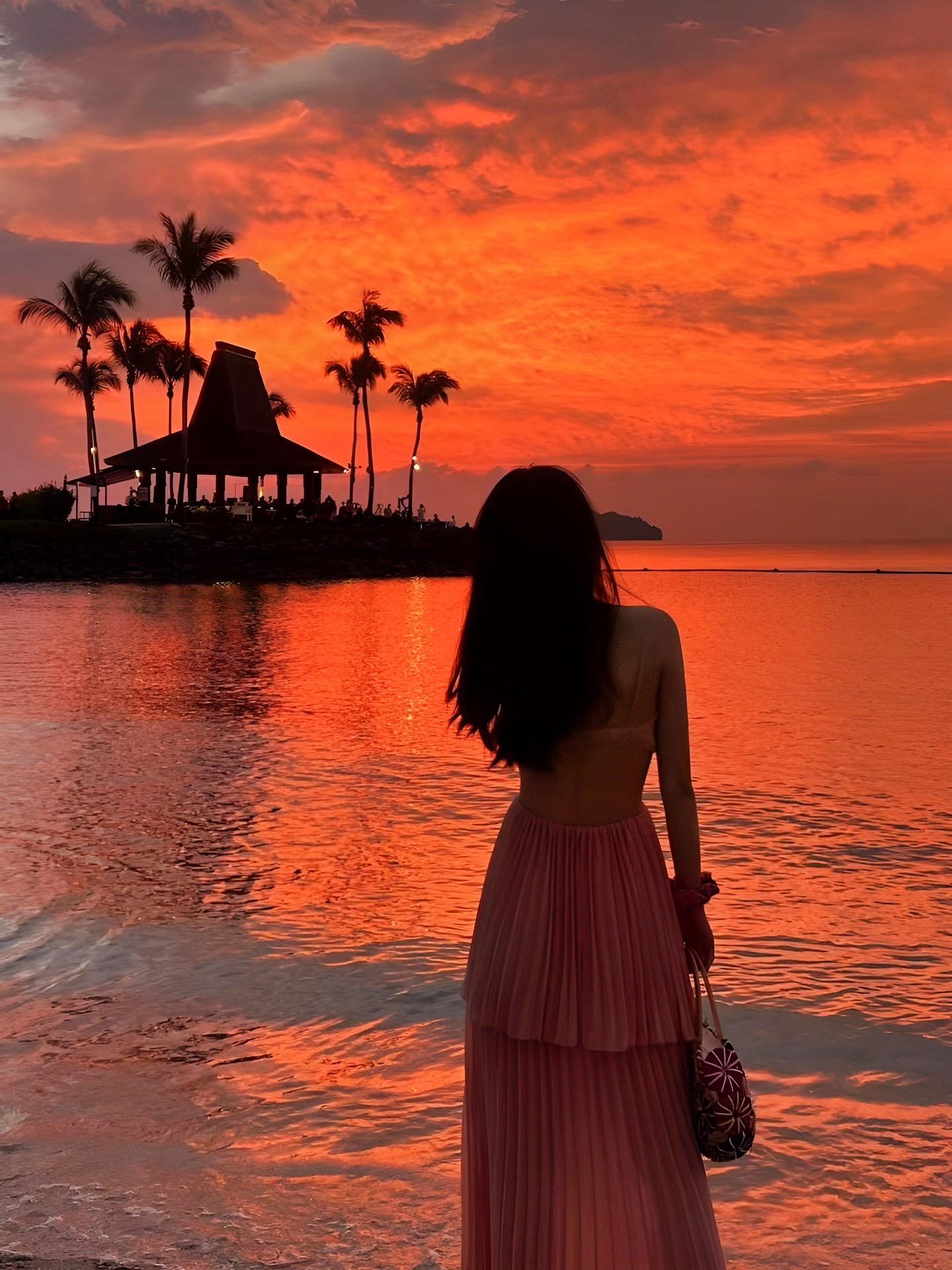 最喜欢的就是在海边等待着落日与吹拂着晚风,穿着粉色的连衣裙,一个人