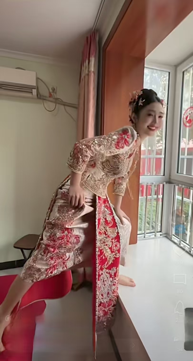 看看这待嫁的新娘,她步伐轻盈,一只脚在窗台上,一只脚在床沿边,跨度