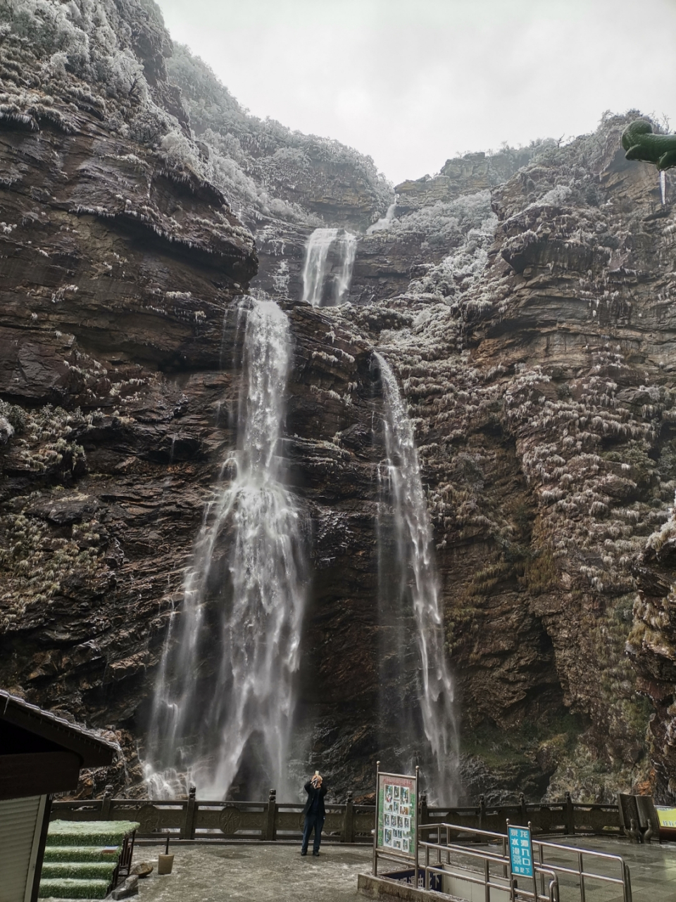 站在山崖边,眼前的瀑布如白练悬空,水声轰鸣,震撼人心.