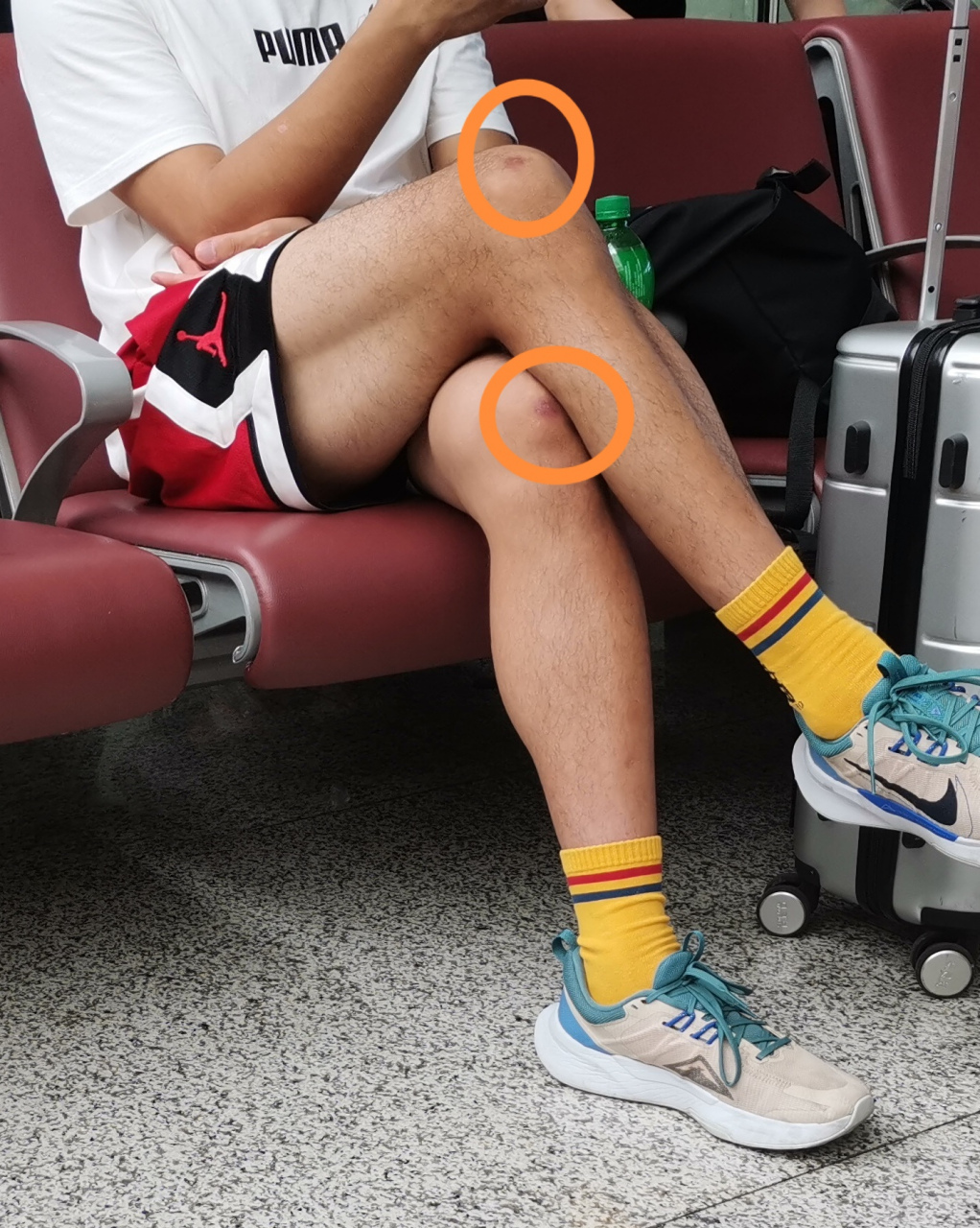 高铁站候车时偶遇一个黑皮小哥,彩虹袜,浓密的腿毛,粗壮的大腿,饮料瓶