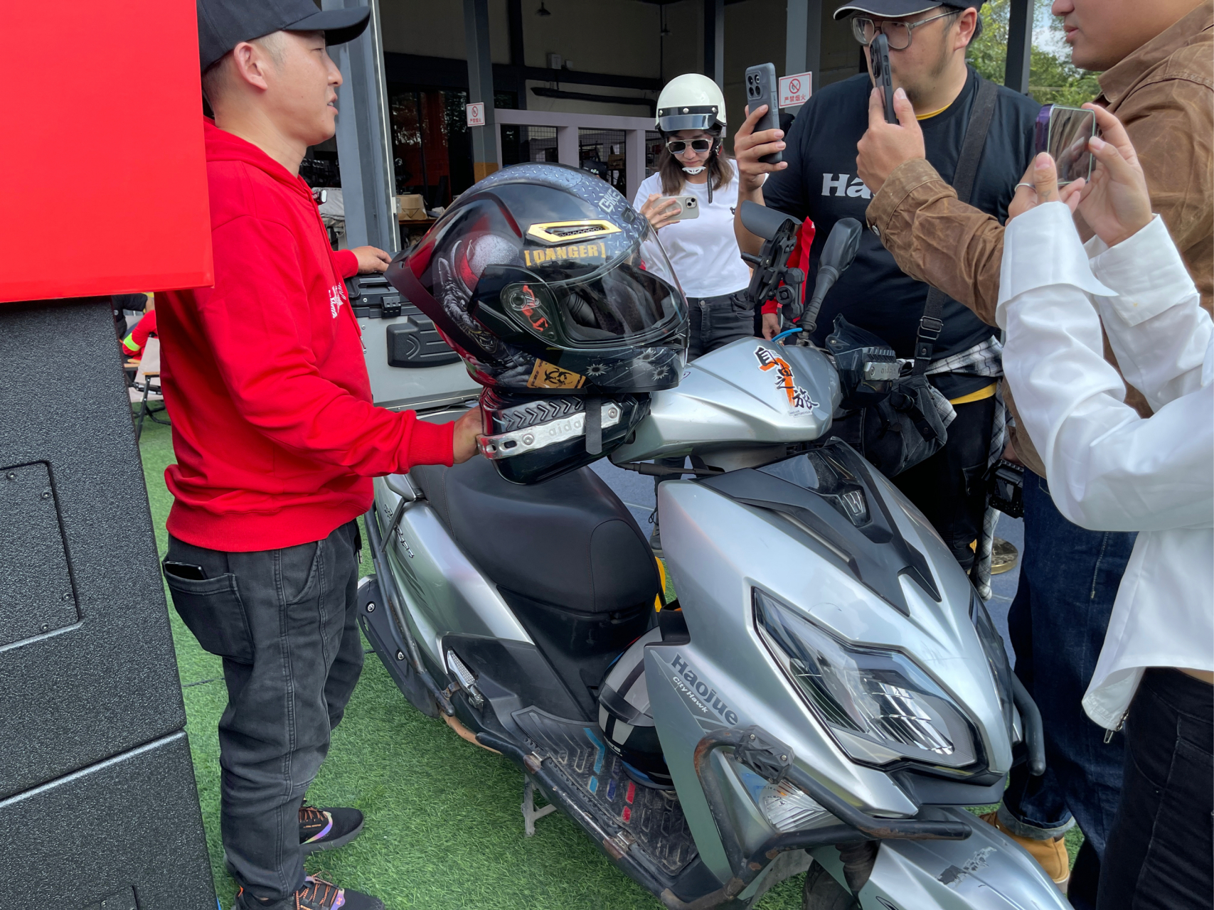 这位哥的上一台摩托是豪爵的dk150,两年多骑了23万公里,大家猜这位哥