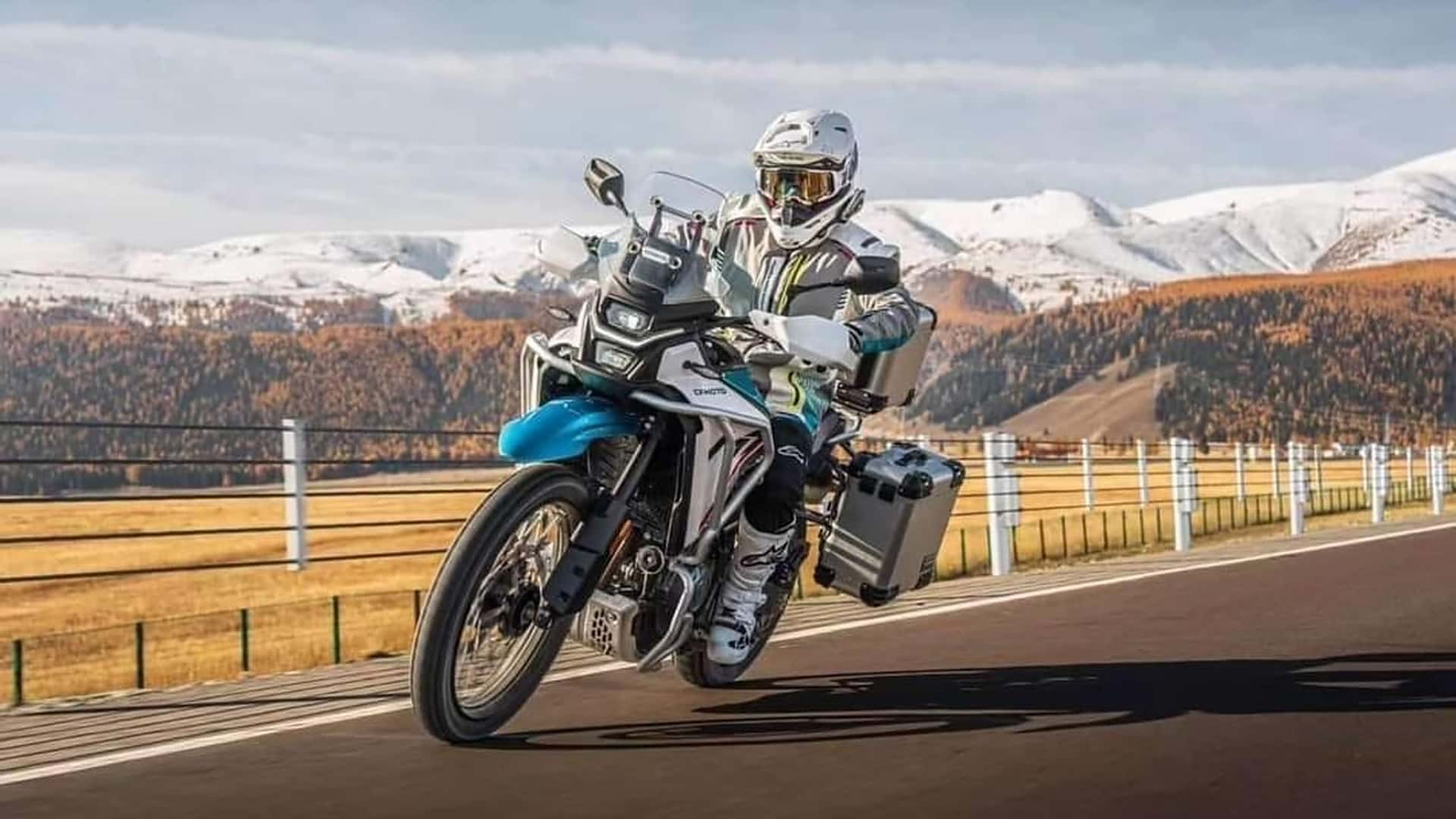 春风在米兰展上发布全新硬核adv车型450mt,使用与春风450sr同款450cc