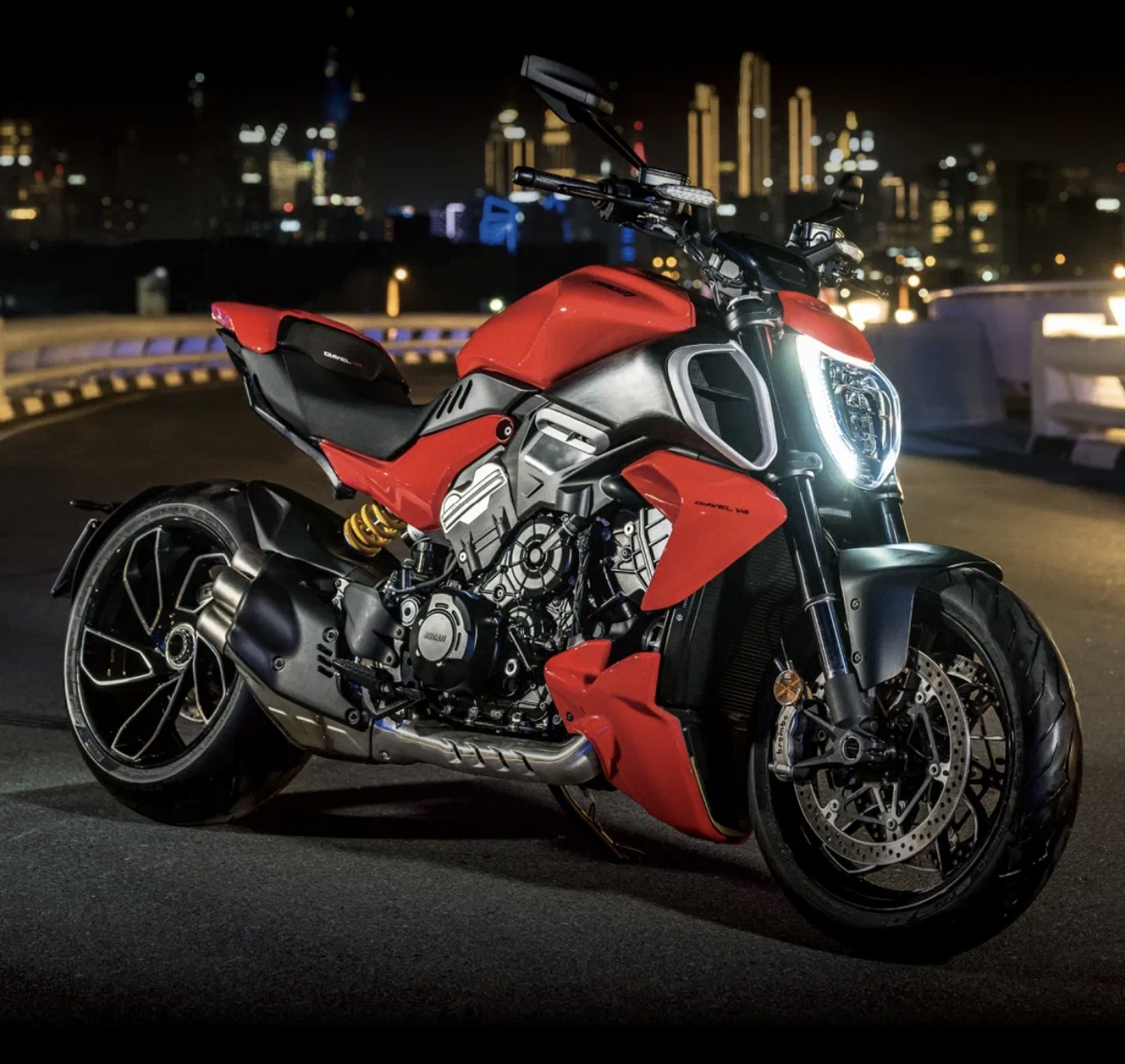 全新杜卡迪大魔鬼diavel v4 运动型巡航车国内正式上市,有两个颜色可