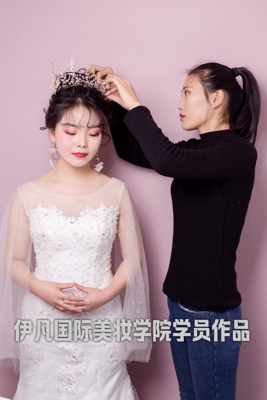 西安化妆学校# #伊凡国际美妆学院# 知性优雅的风格加上桃粉色妆容