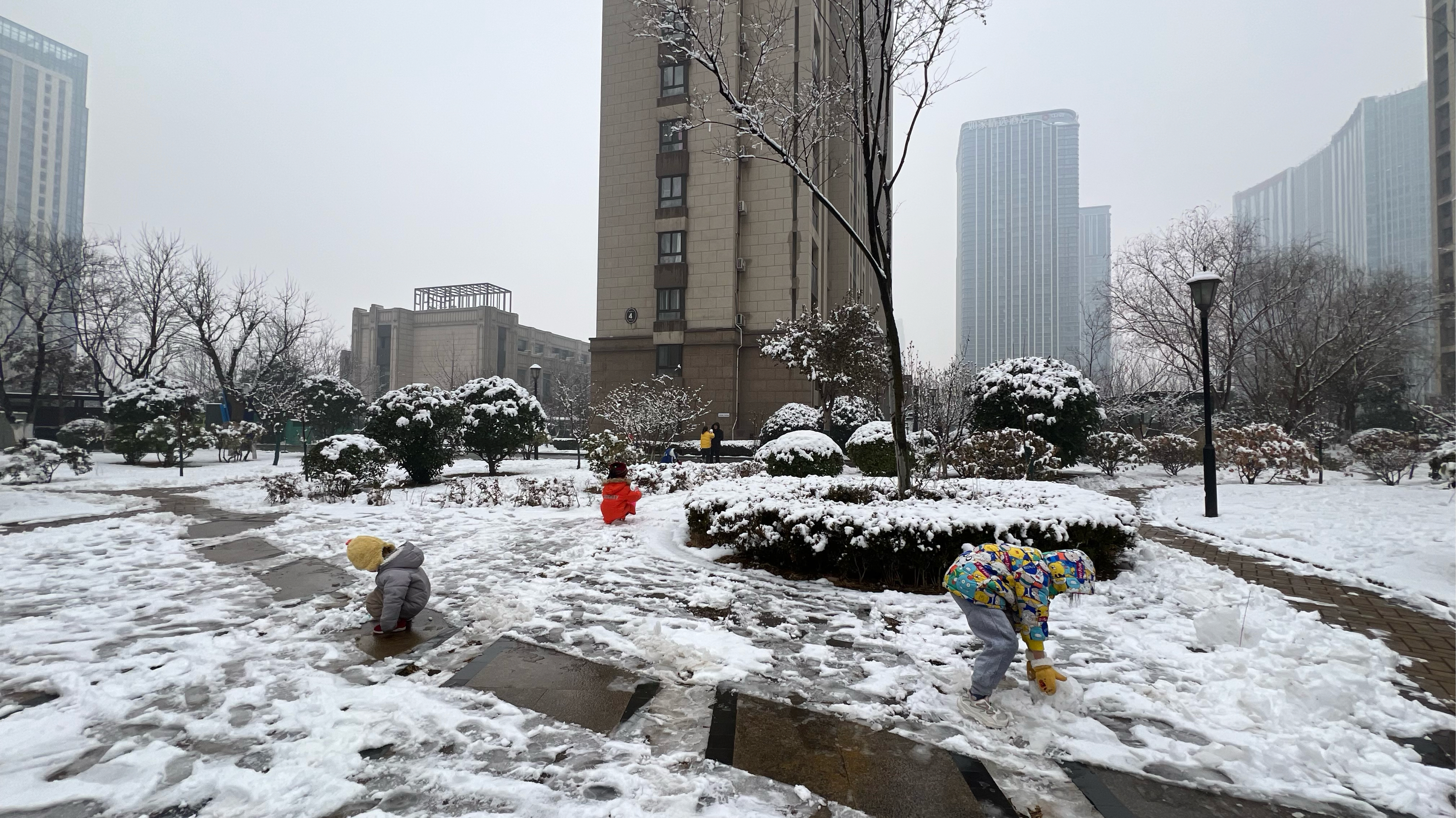 城市小区雪景图片